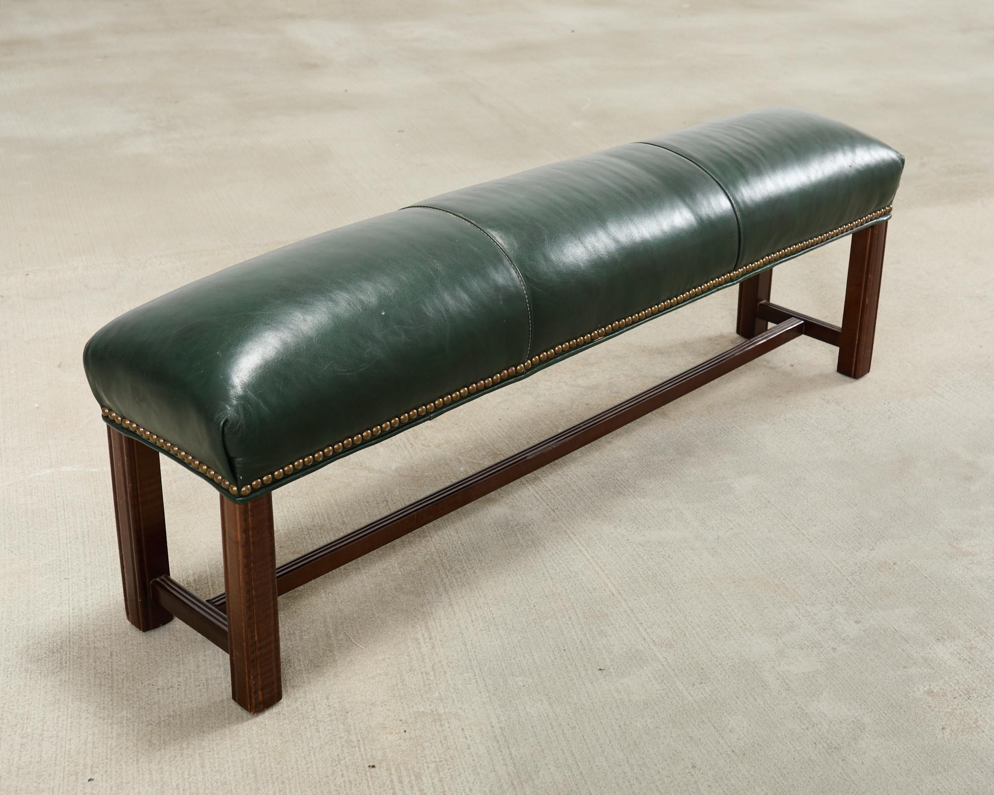 Tabouret allongé en cuir d'acajou de style géorgien en vente 5