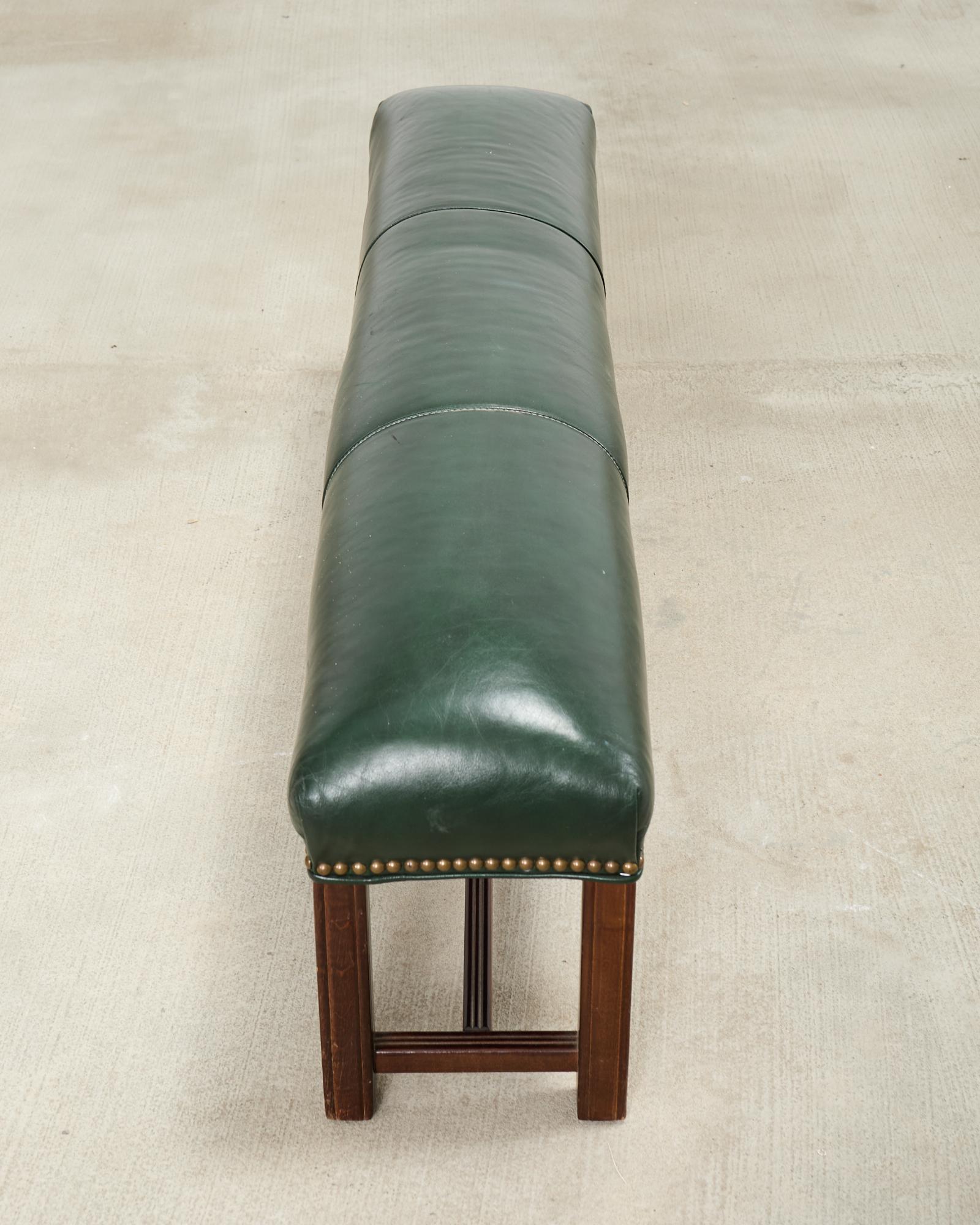 Tabouret allongé en cuir d'acajou de style géorgien en vente 8