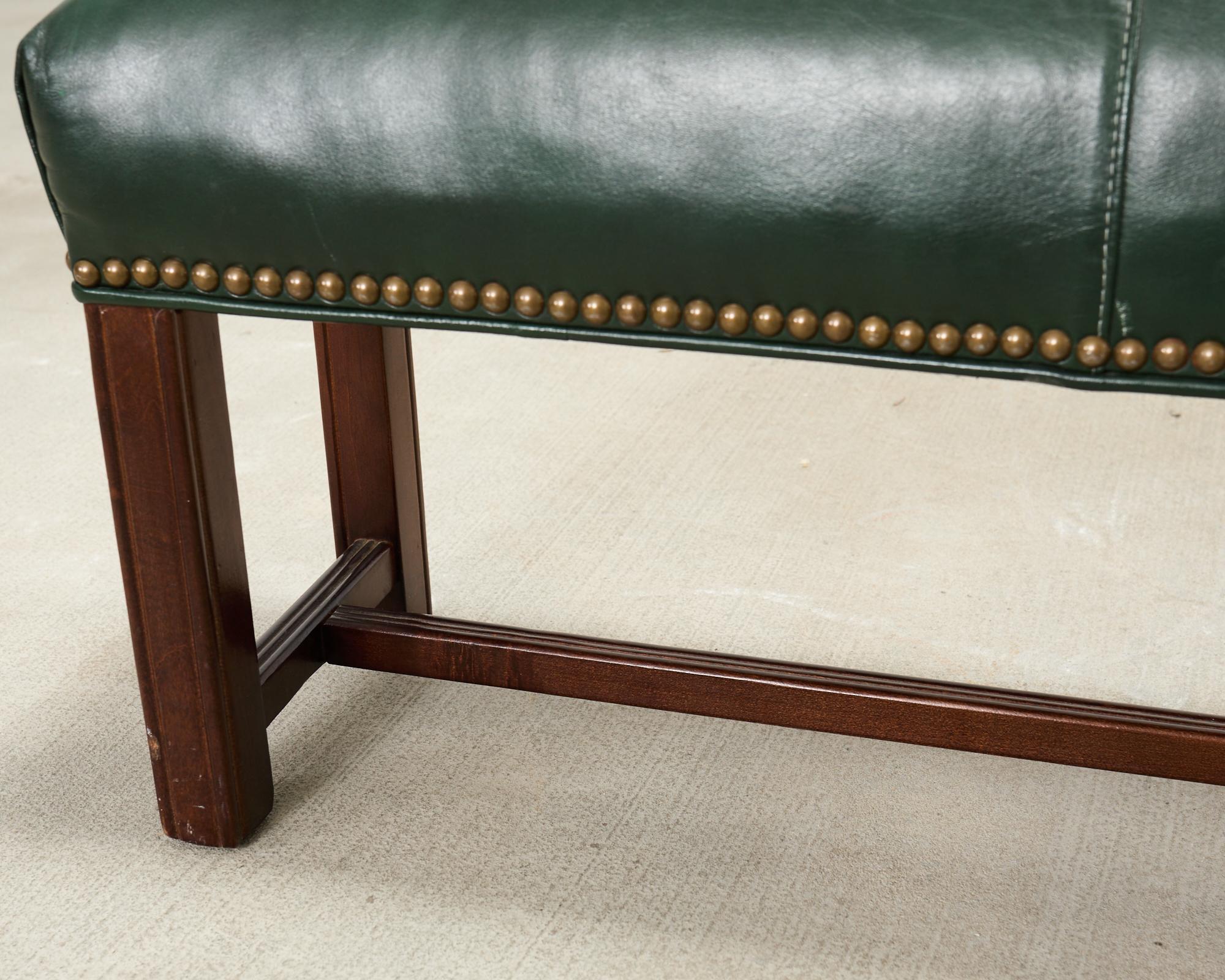 Tabouret allongé en cuir d'acajou de style géorgien en vente 9
