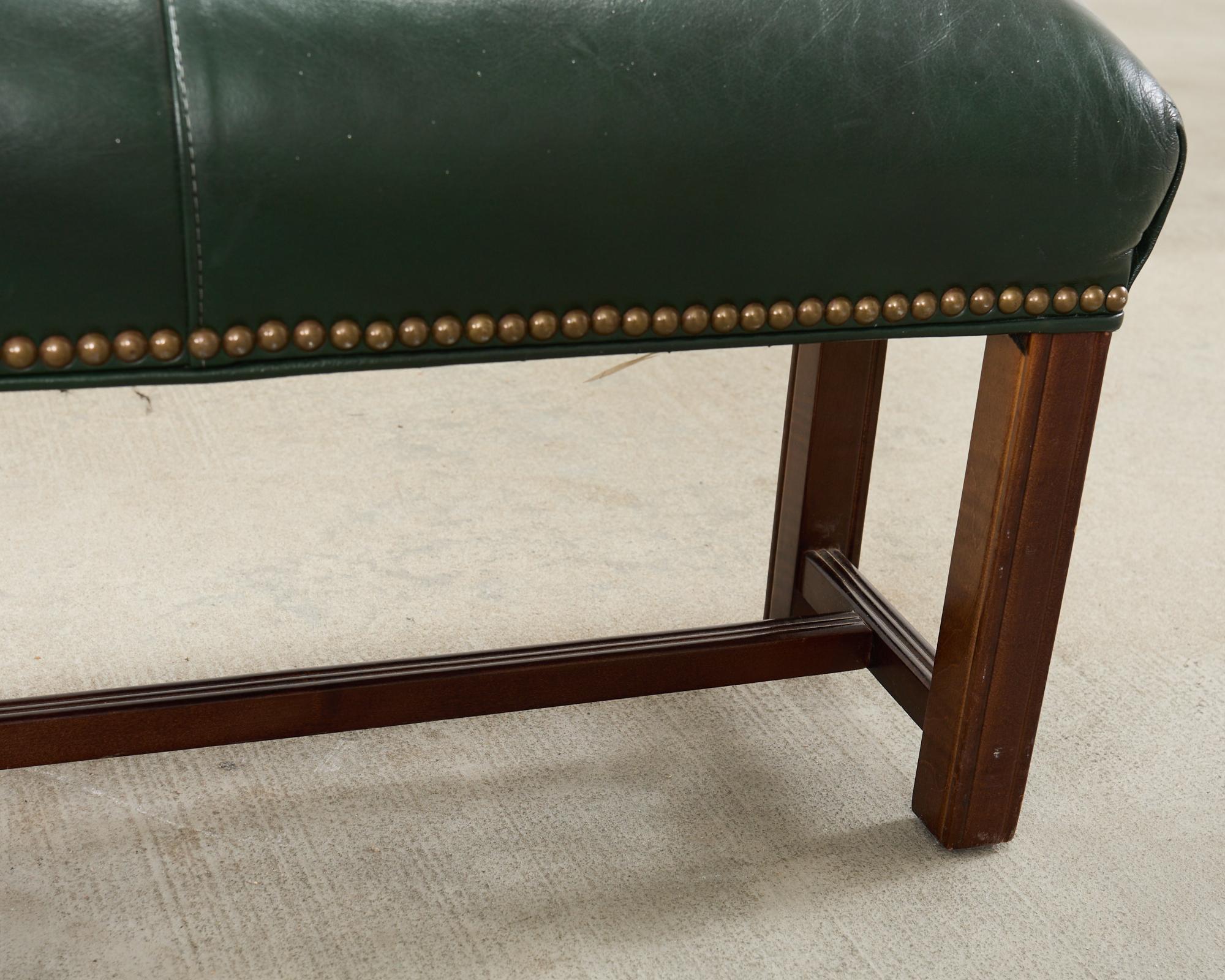 Tabouret allongé en cuir d'acajou de style géorgien en vente 10