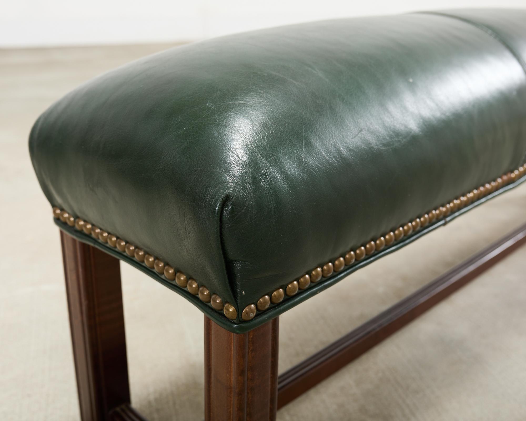 Tabouret allongé en cuir d'acajou de style géorgien en vente 11