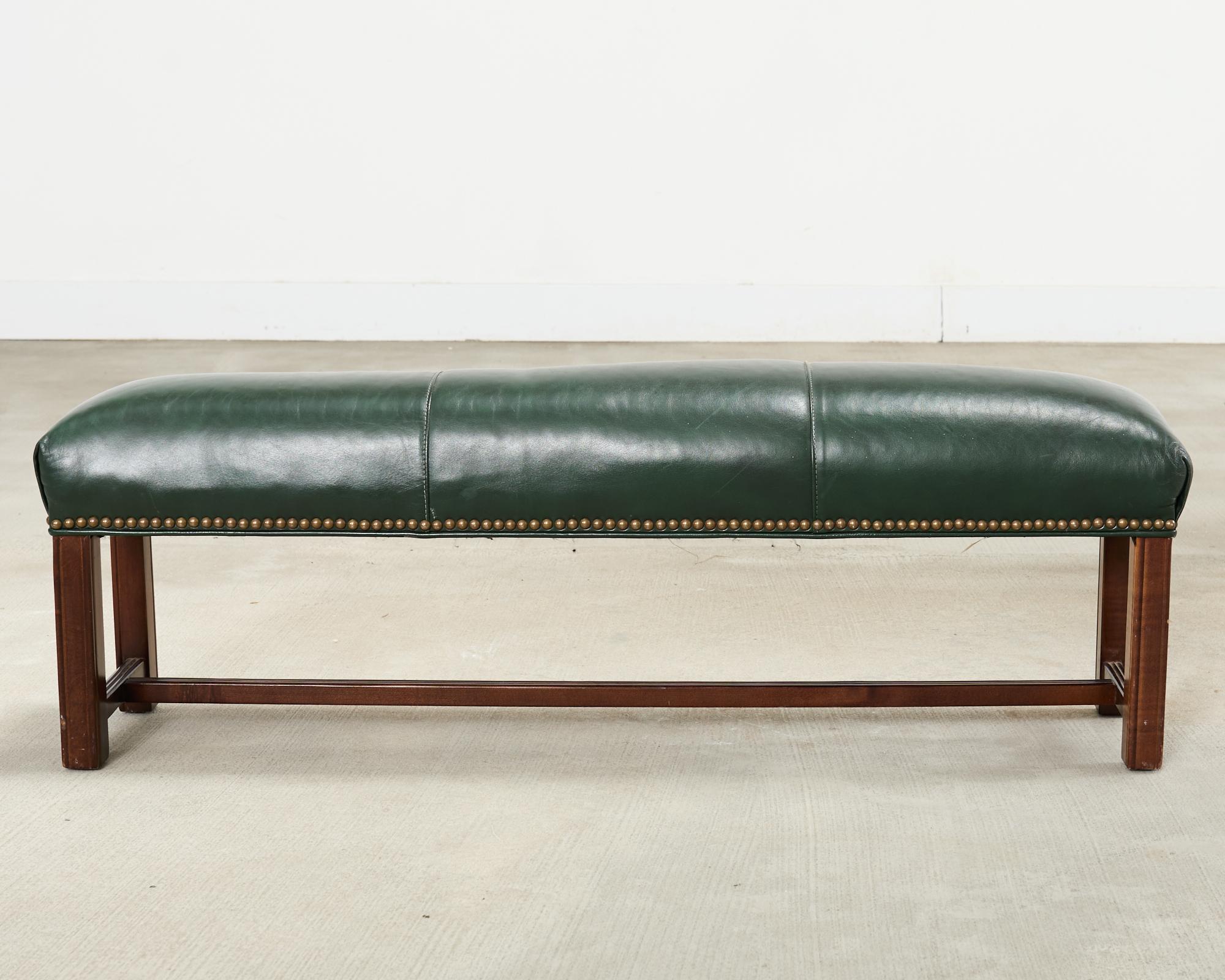 Tabouret allongé en cuir d'acajou de style géorgien en vente 12