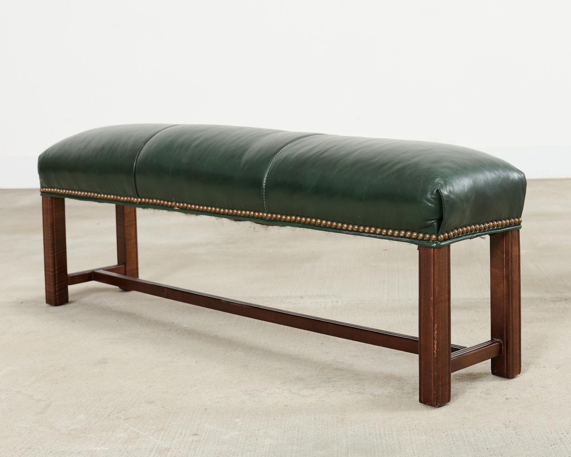 Georgien Tabouret allongé en cuir d'acajou de style géorgien en vente