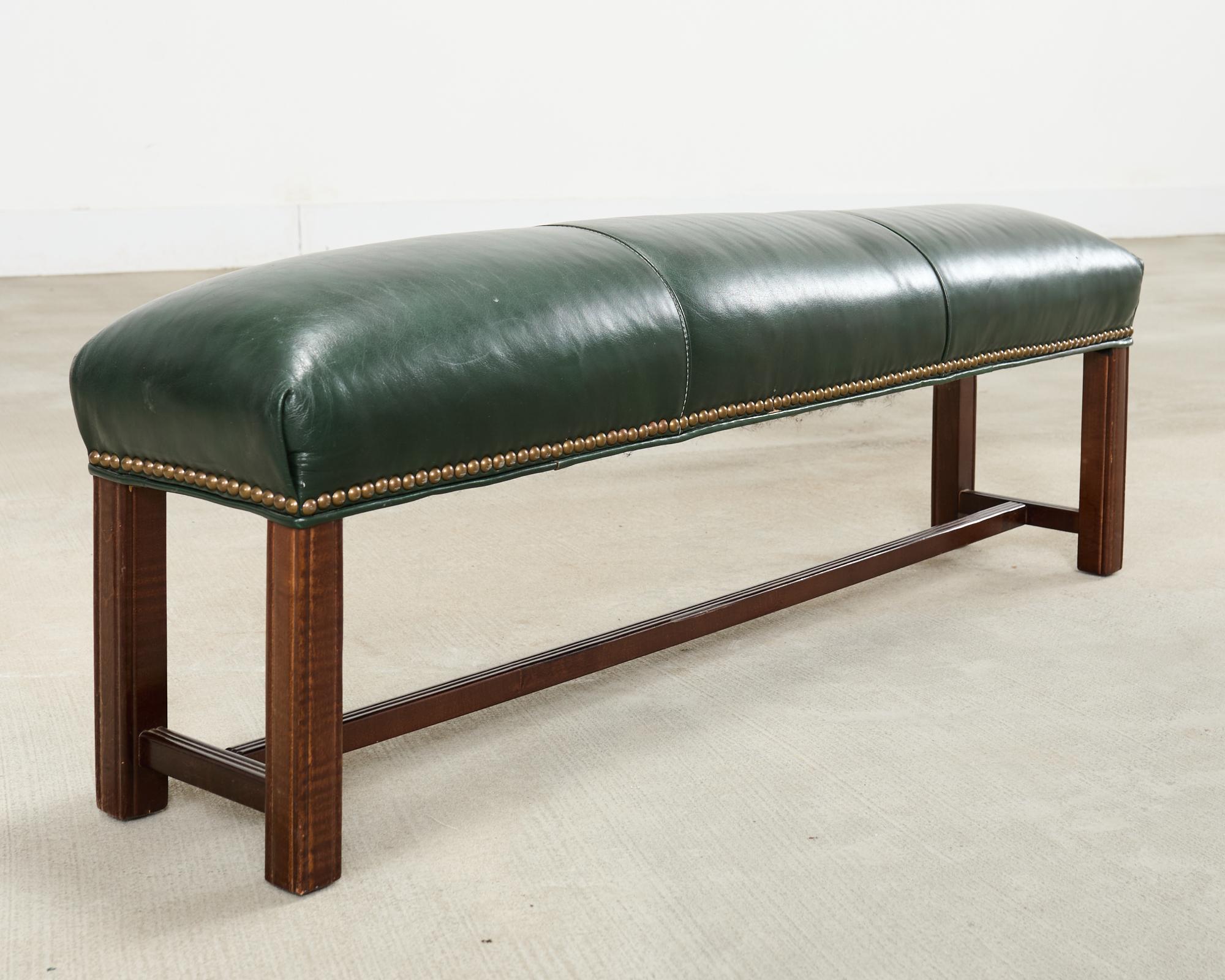 Fait main Tabouret allongé en cuir d'acajou de style géorgien en vente