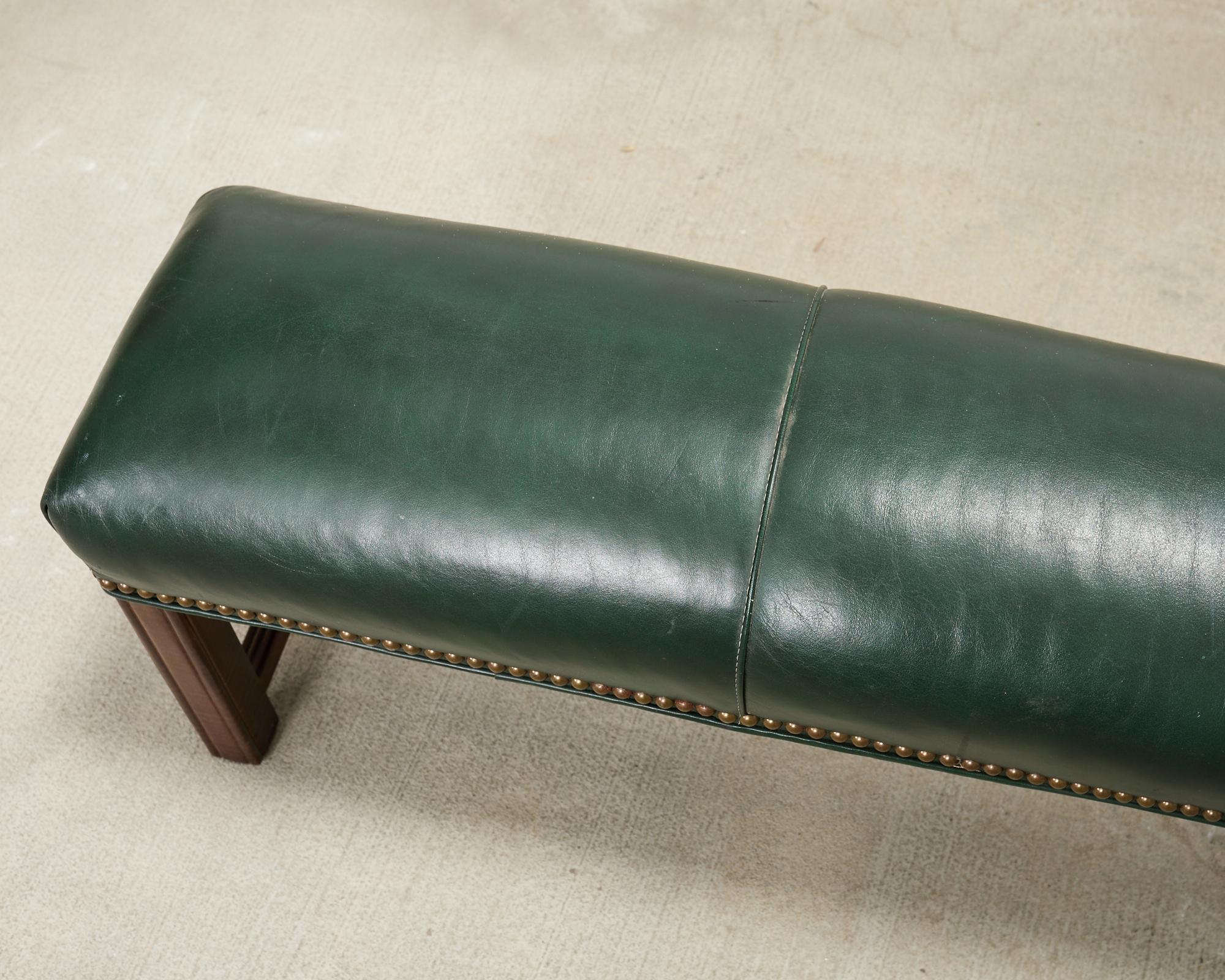 Tabouret allongé en cuir d'acajou de style géorgien Bon état - En vente à Rio Vista, CA