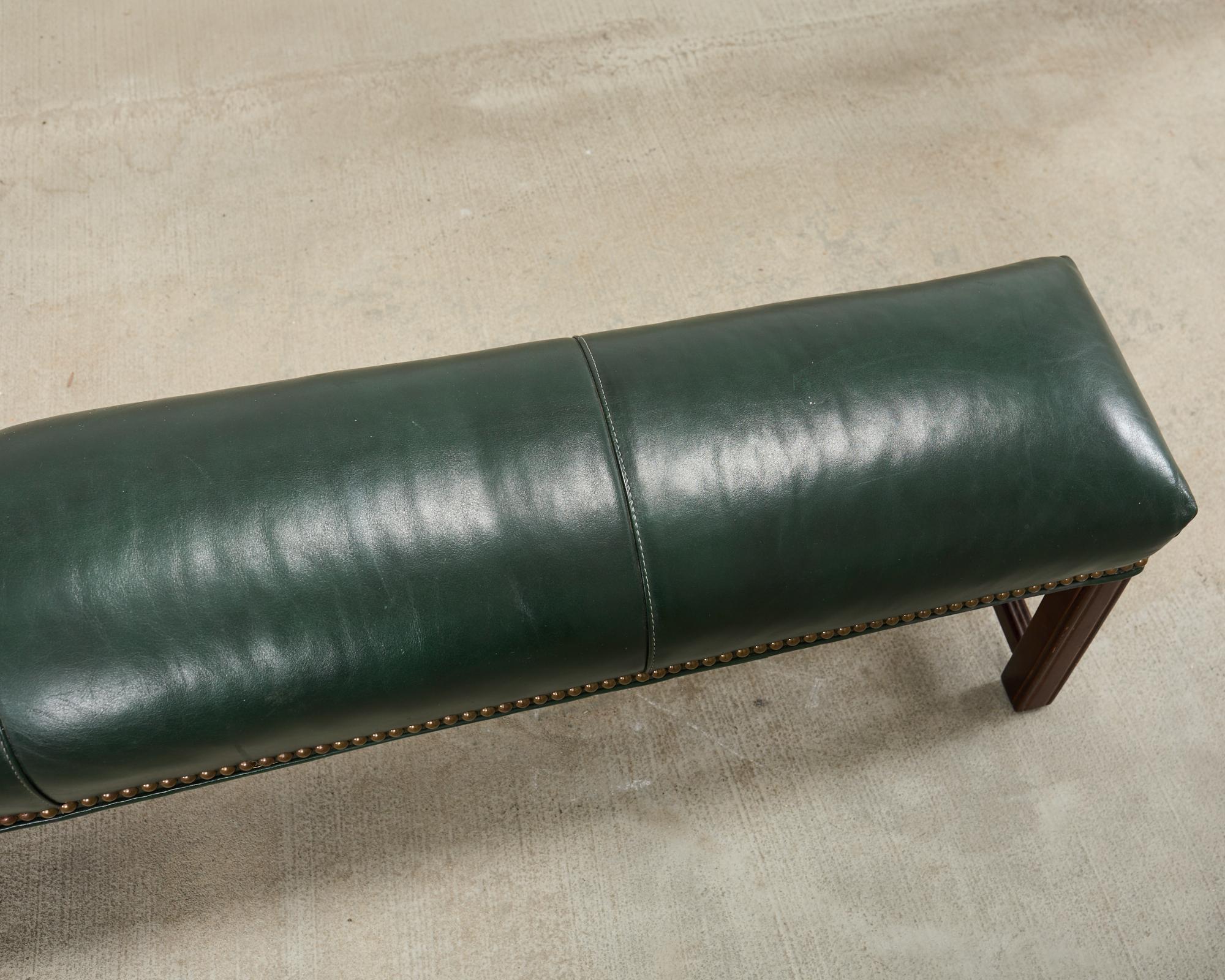 20ième siècle Tabouret allongé en cuir d'acajou de style géorgien en vente