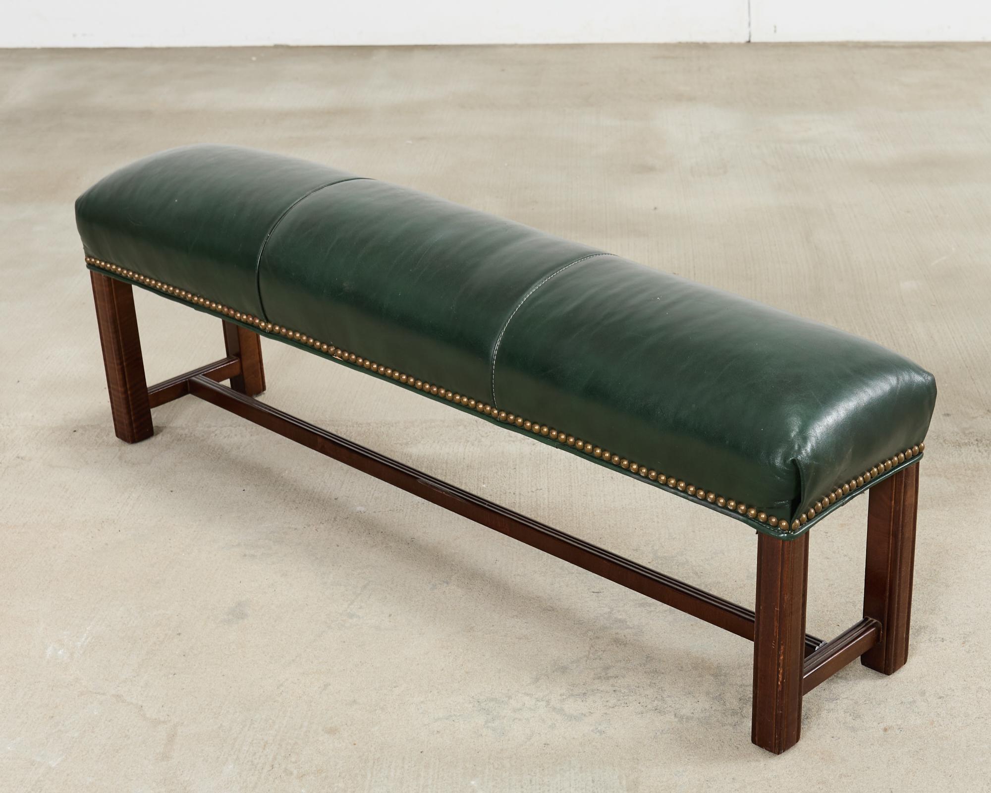 Tabouret allongé en cuir d'acajou de style géorgien en vente 1