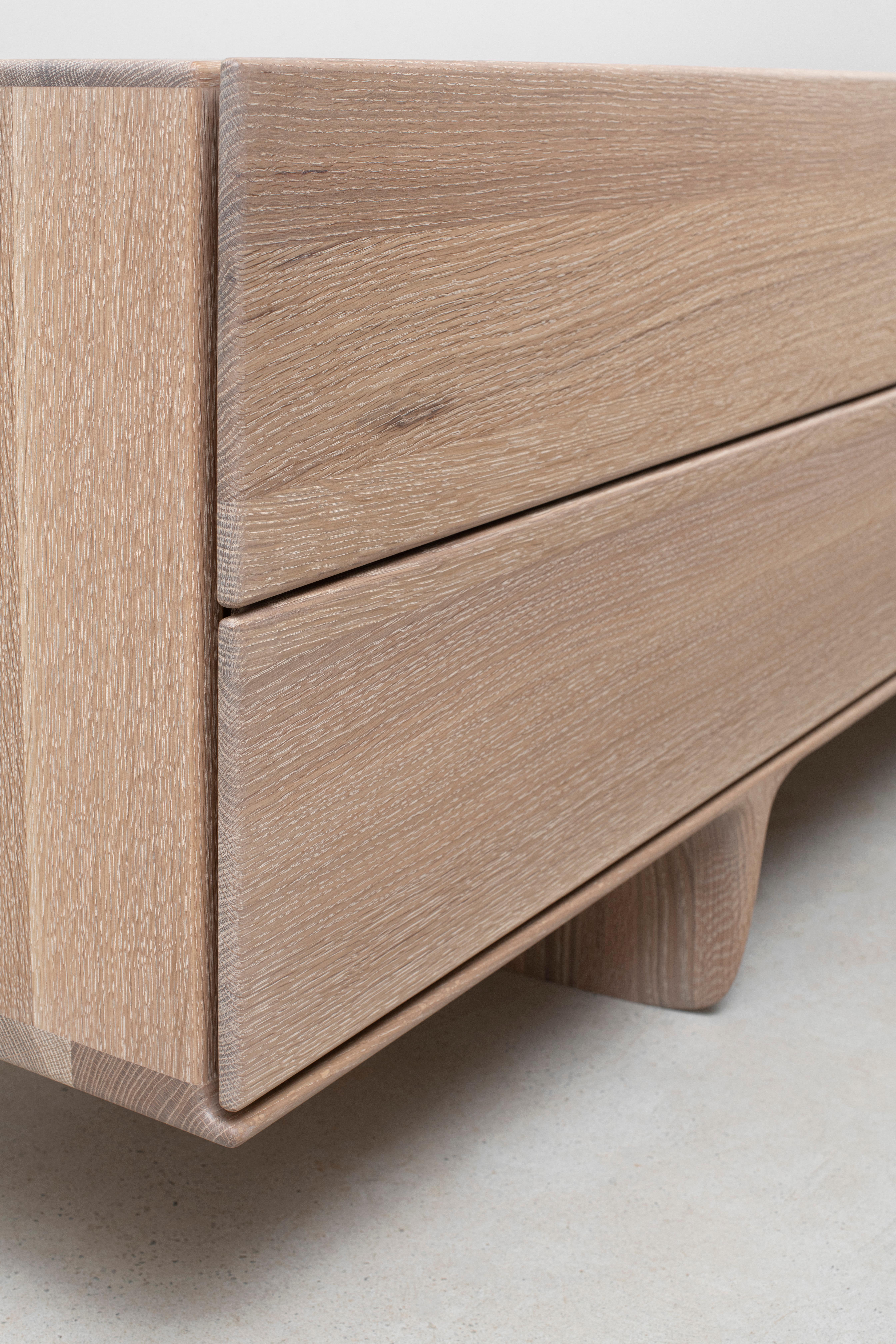 Ennah di Izm Design è un modello versatile che si adatta a contesti moderni, di transizione o tradizionali.
Questa elegante credenza presenta una base scolpita che conferisce leggerezza al pezzo e i raggi composti continuano in tutti gli elementi