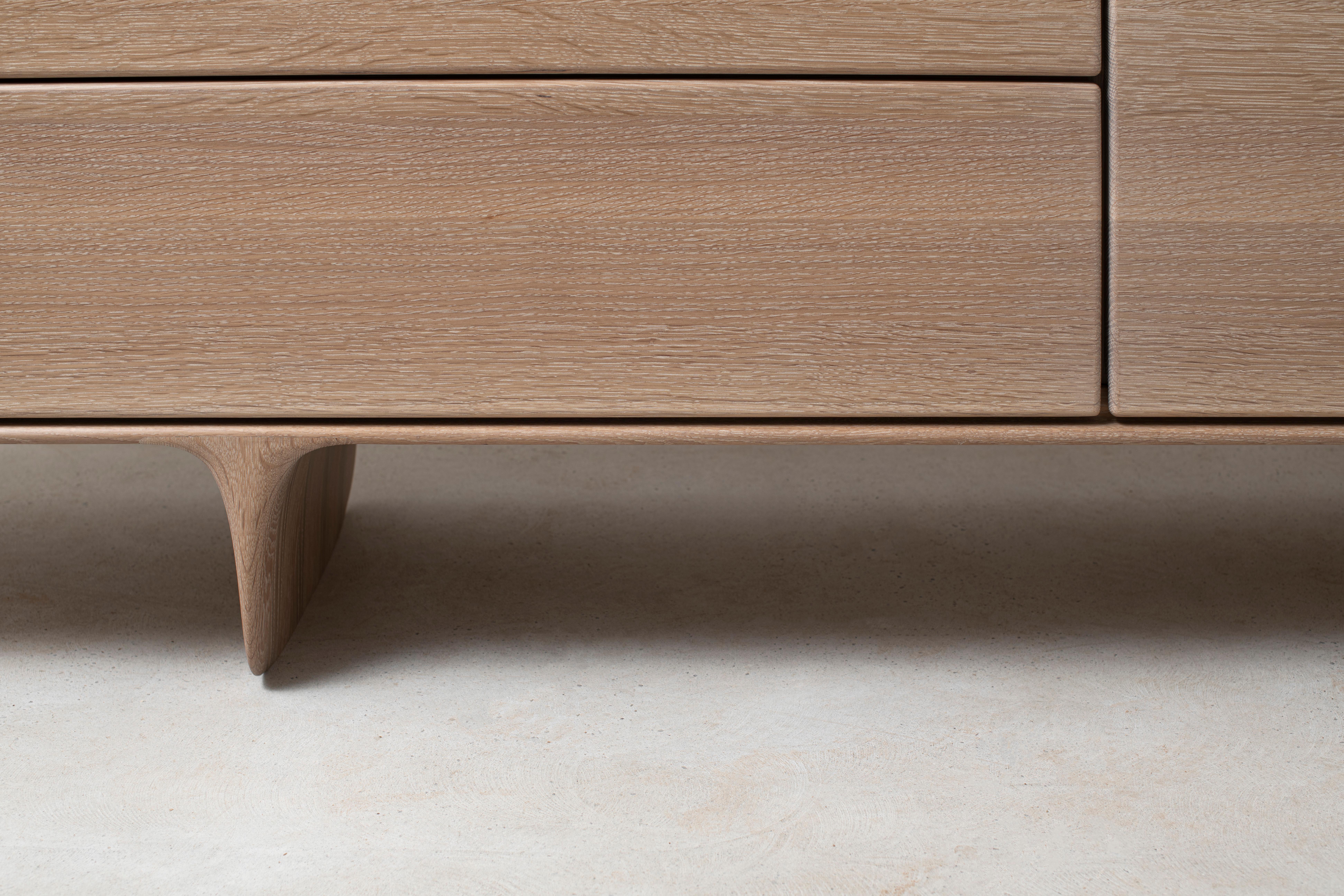 Moderno Credenza Ennah in rovere massiccio bianco di Izm Design in vendita