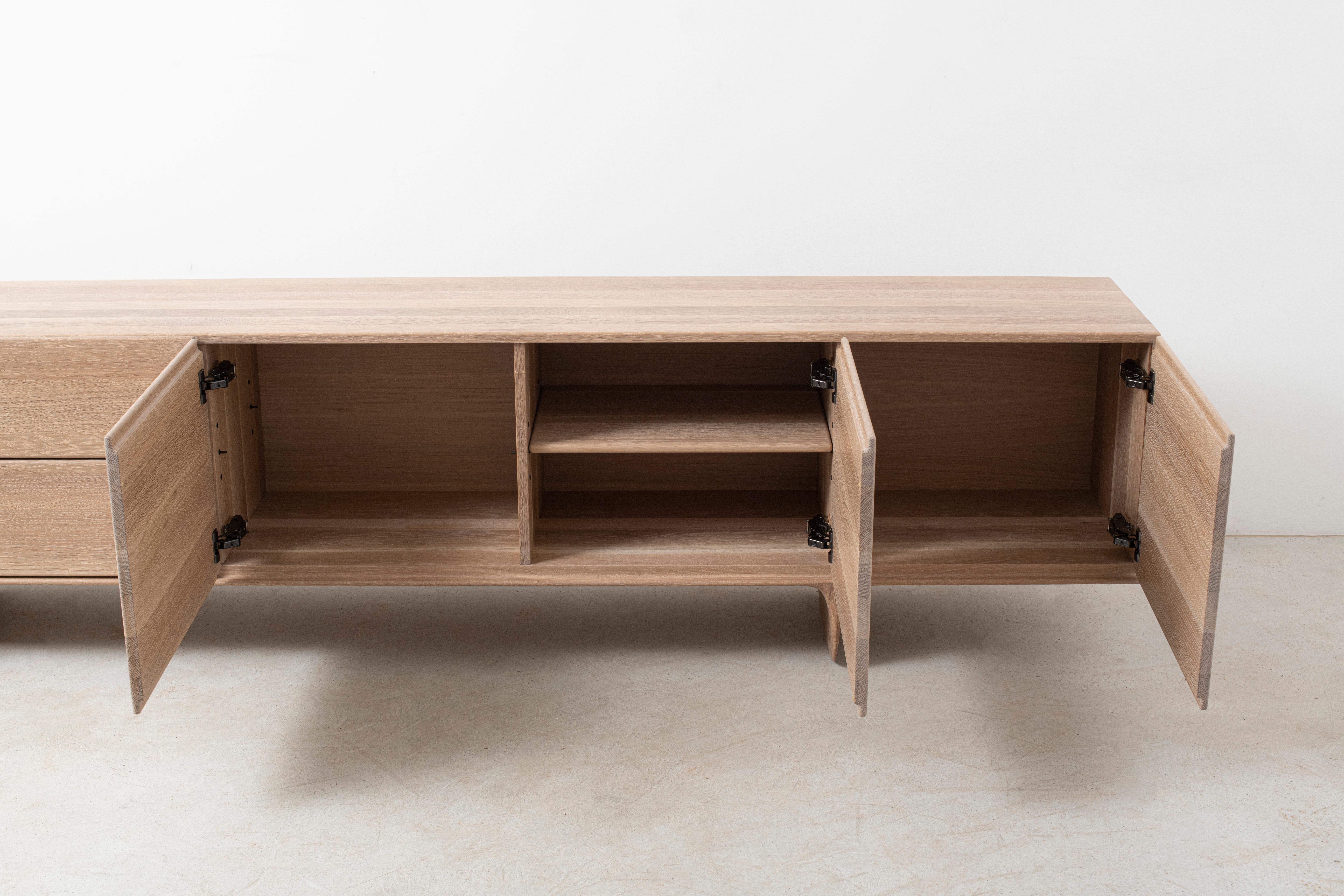 Fatto a mano Credenza Ennah in rovere massiccio bianco di Izm Design in vendita
