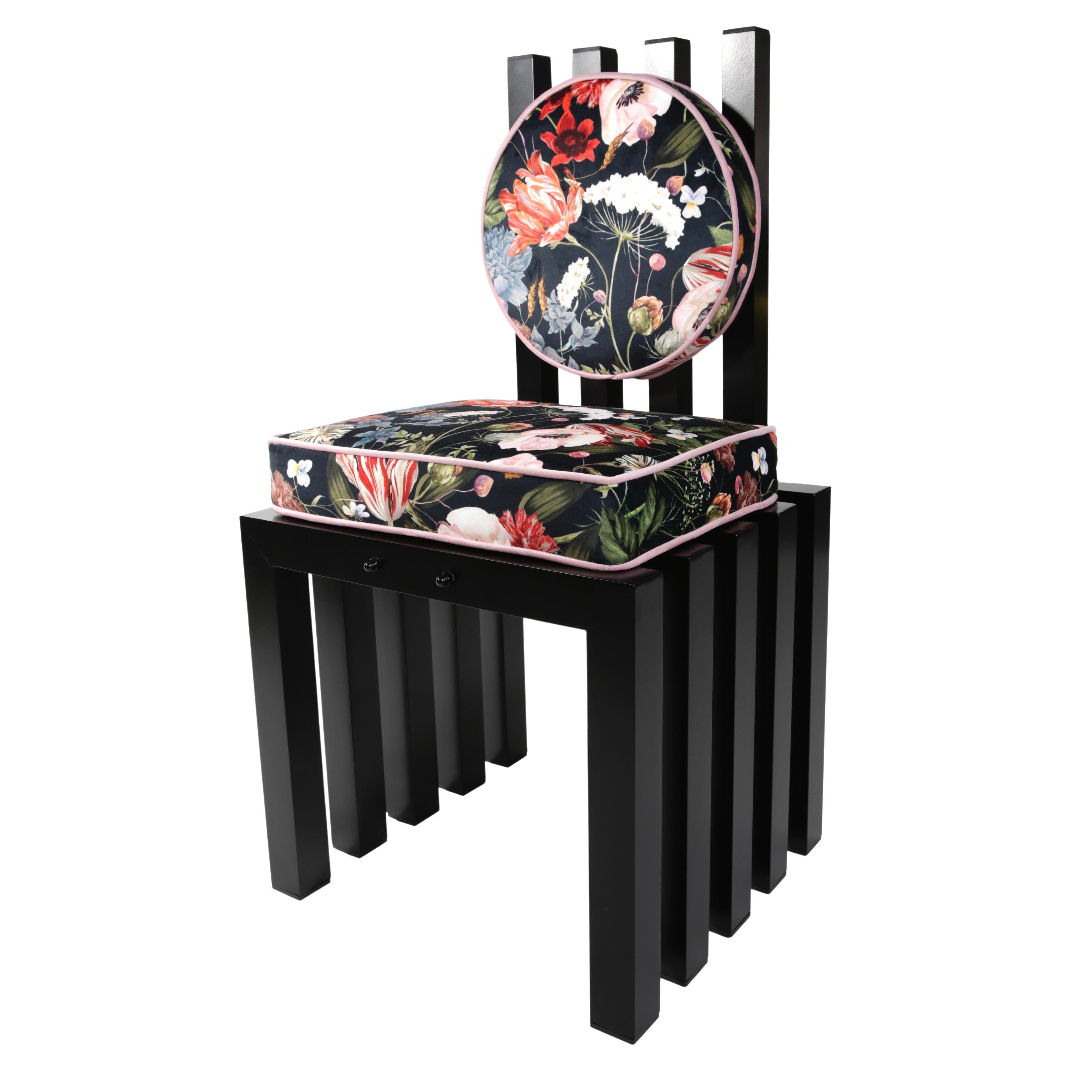 Ennesima, chaise contemporaine de Studio Greca ; aluminium noir, tissu à fleurs