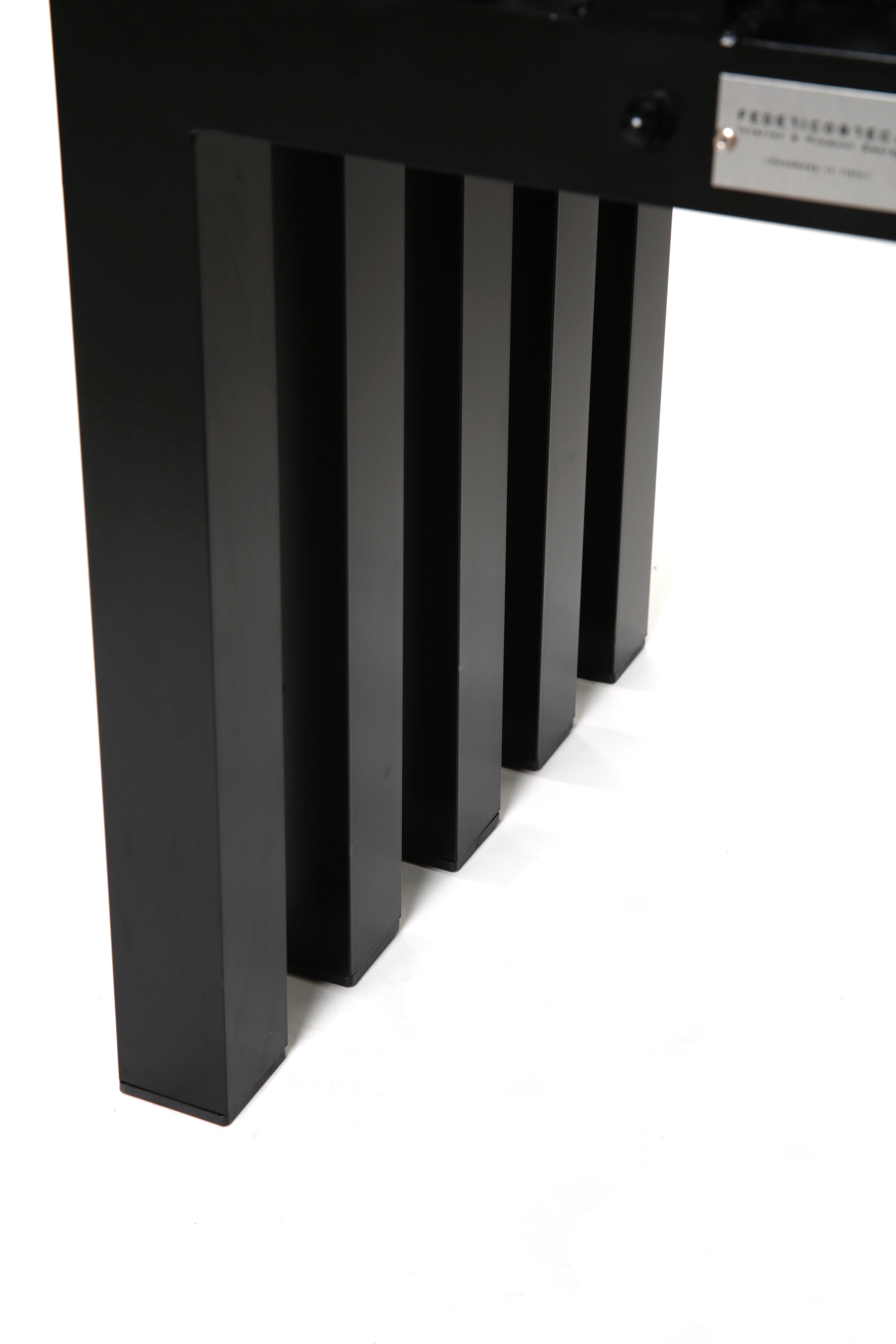 Ennesima, zeitgenössischer Stuhl von Studio Greca, schwarzes Aluminium, Zigzag-Stoff im Zustand „Neu“ im Angebot in Torino, TO