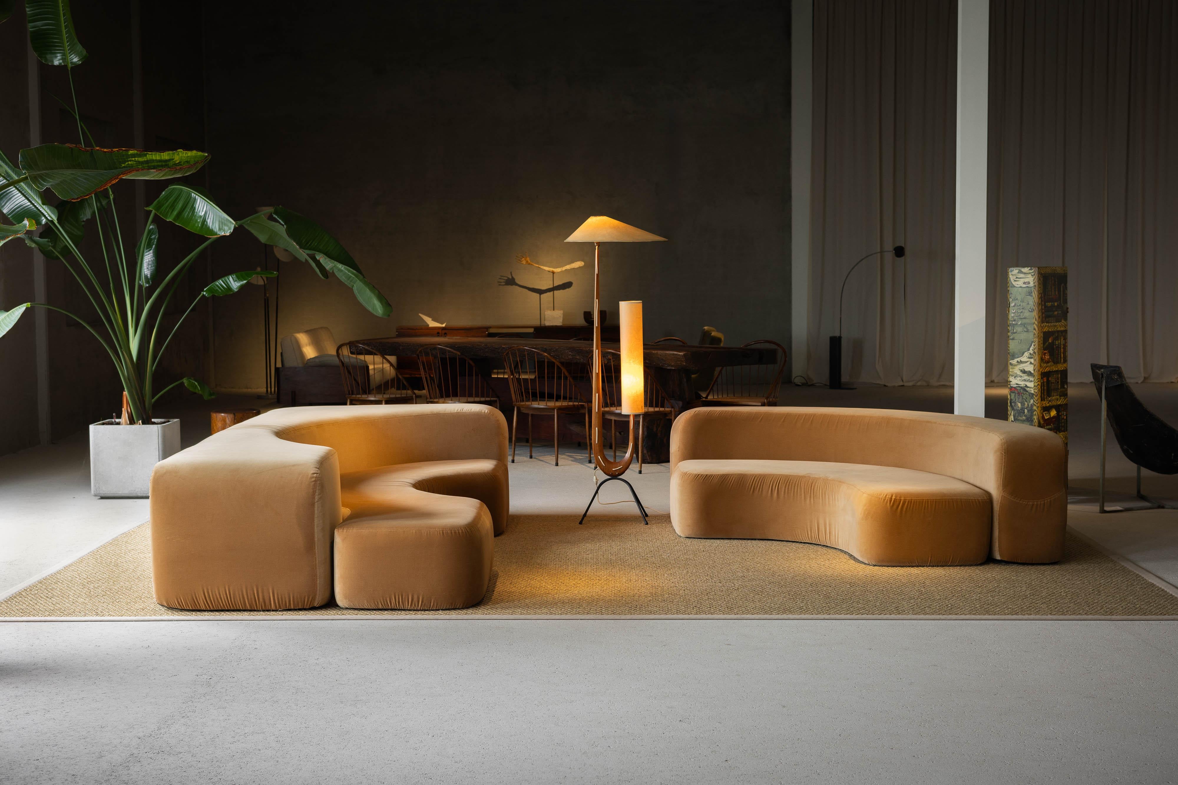The Environ One Sofa, designed by renowned Italian designer Ennio Chiggio and manufactured by Nikol International in 1970, stands as a rare and remarkable example of Mid-Century Modern furniture. This vintage masterpiece embodies the era’s core