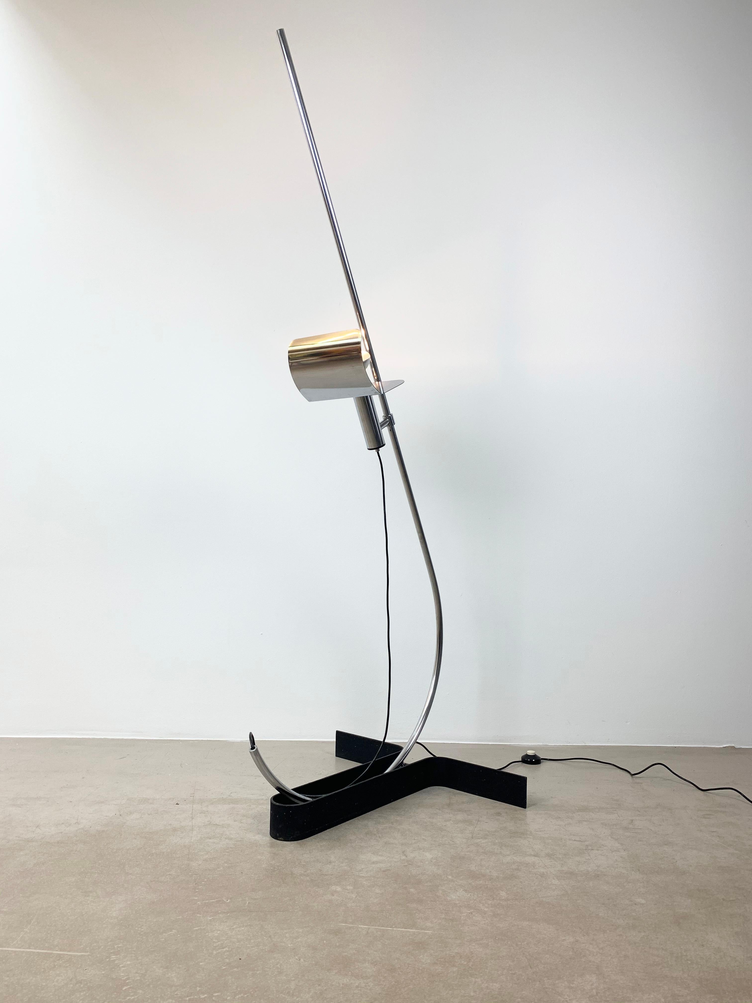 This vintage chrome floor lamp was designed during the 1970s by Ennio Chiggio and manufactured in Italy by Lumenform. The base is made from painted iron while the stem and the shade are from chromed steel. It remains in an excellent vintage