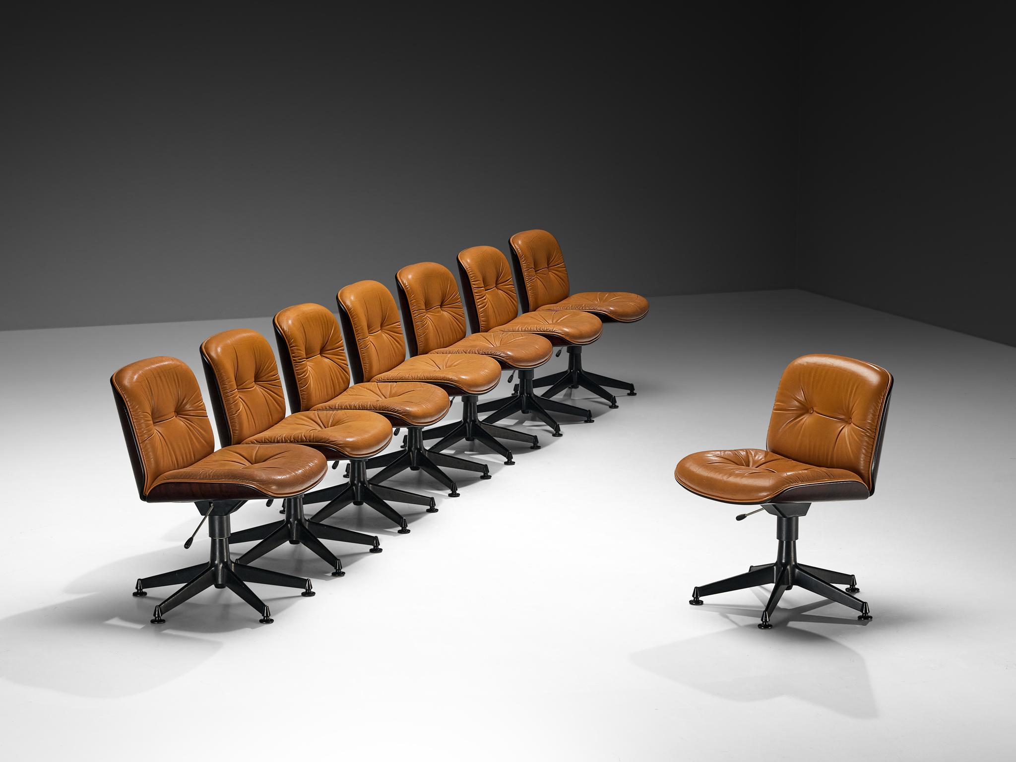Ennio Fazioli para MIM Roma, juego de ocho sillas de oficina giratorias, cuero, contrachapado de caoba, Italia, años 60

A principios de la década de 1960, MIM Roma experimentó un aumento en la producción de muebles de oficina, sobre todo