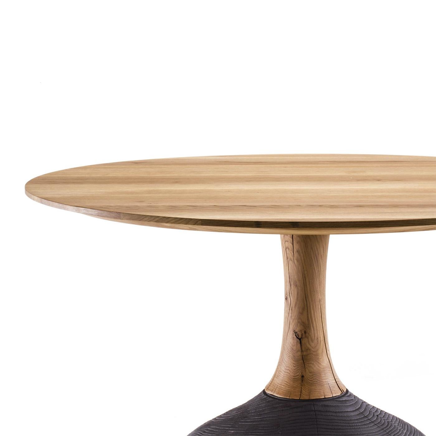Dining table Ennio round with top made of solid oak
glued slats, with central leg in solid oak and with base
in solid cedar in burnt finish.
Available on request in:
Diameter 80 x Height 74,5cm, price: 6900,00€
Diameter 100 x Height 74,5cm,