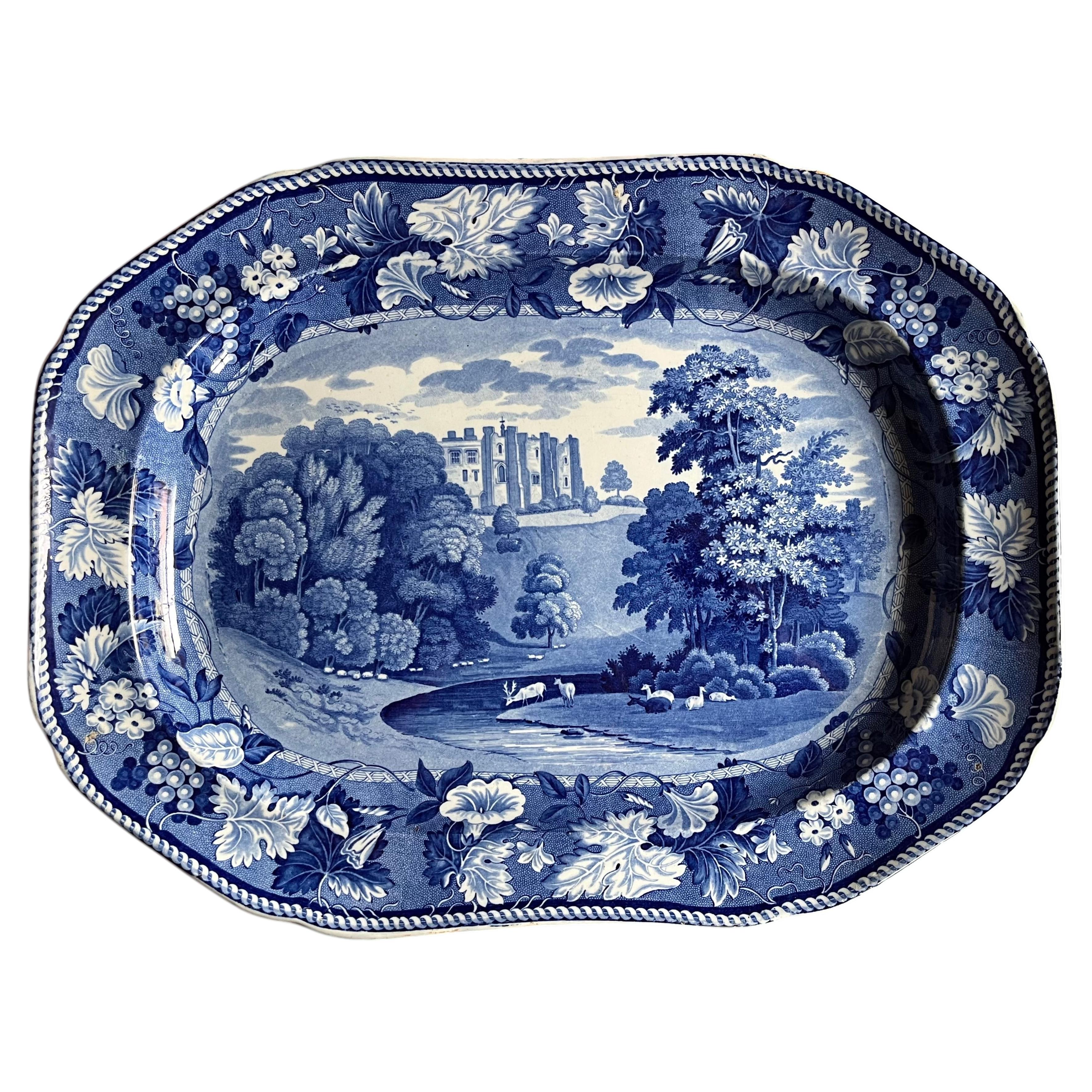 Piatto da portata in porcellana blu con decorazioni a trasferimento “Enoch Wood” – Castello di Brancepeth, Durham, 1825 circa in vendita