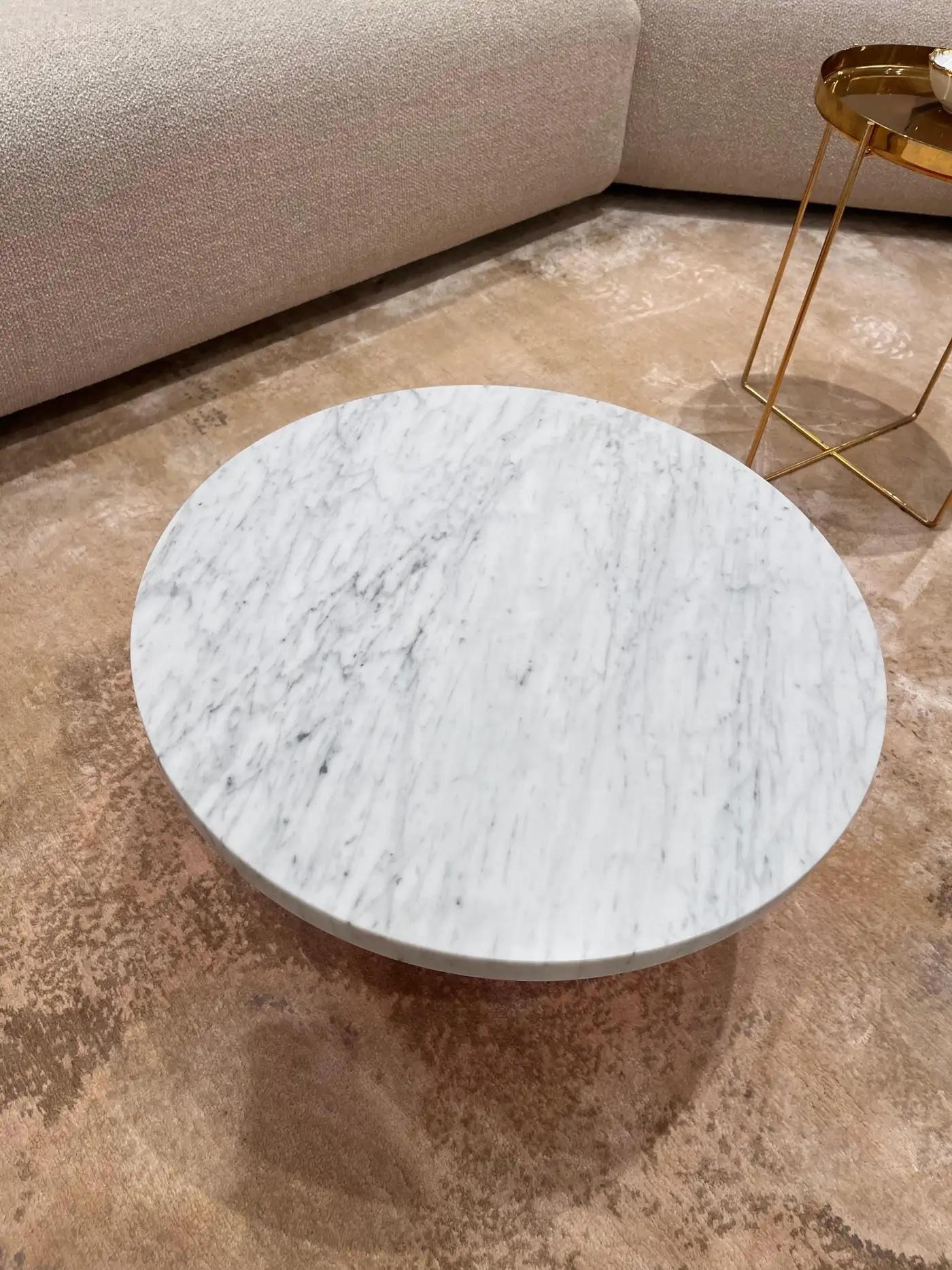 Con la elegante y juguetona mesa auxiliar ENOKI, e15 introduce el mármol en la colección, aplicándolo a una forma novedosa. Jugando hábilmente con el material, el color y las dimensiones, la versátil mesa auxiliar presenta una combinación de rico