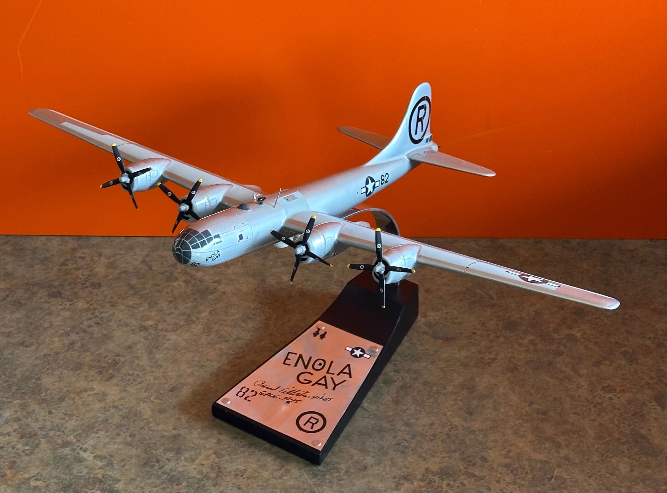 Modèle réduit du bombardier B-29 Enola Gay, signé par le pilote Paul Tibbetts WW II en vente 4