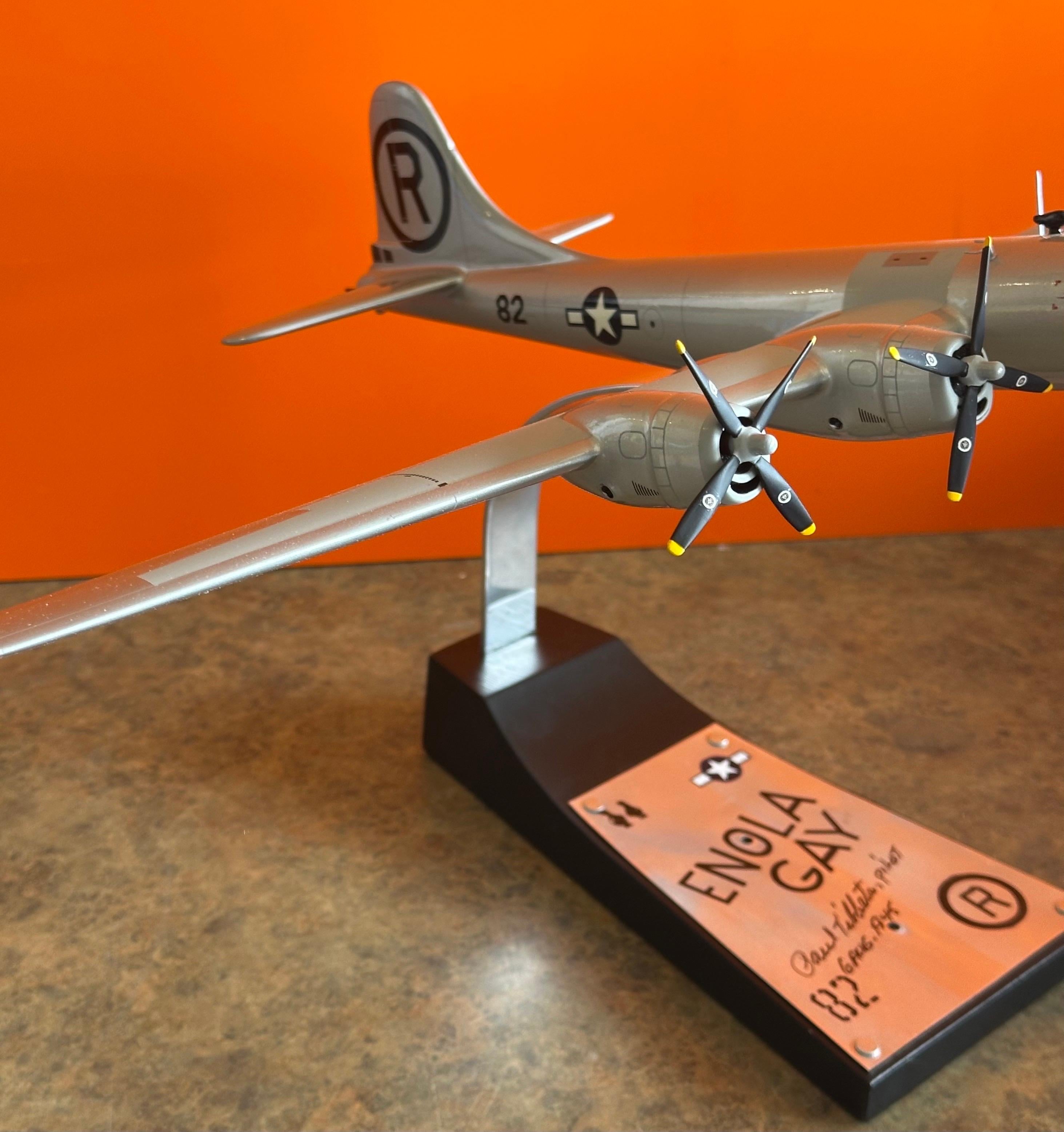 Modèle réduit du bombardier B-29 Enola Gay, signé par le pilote Paul Tibbetts WW II en vente 5
