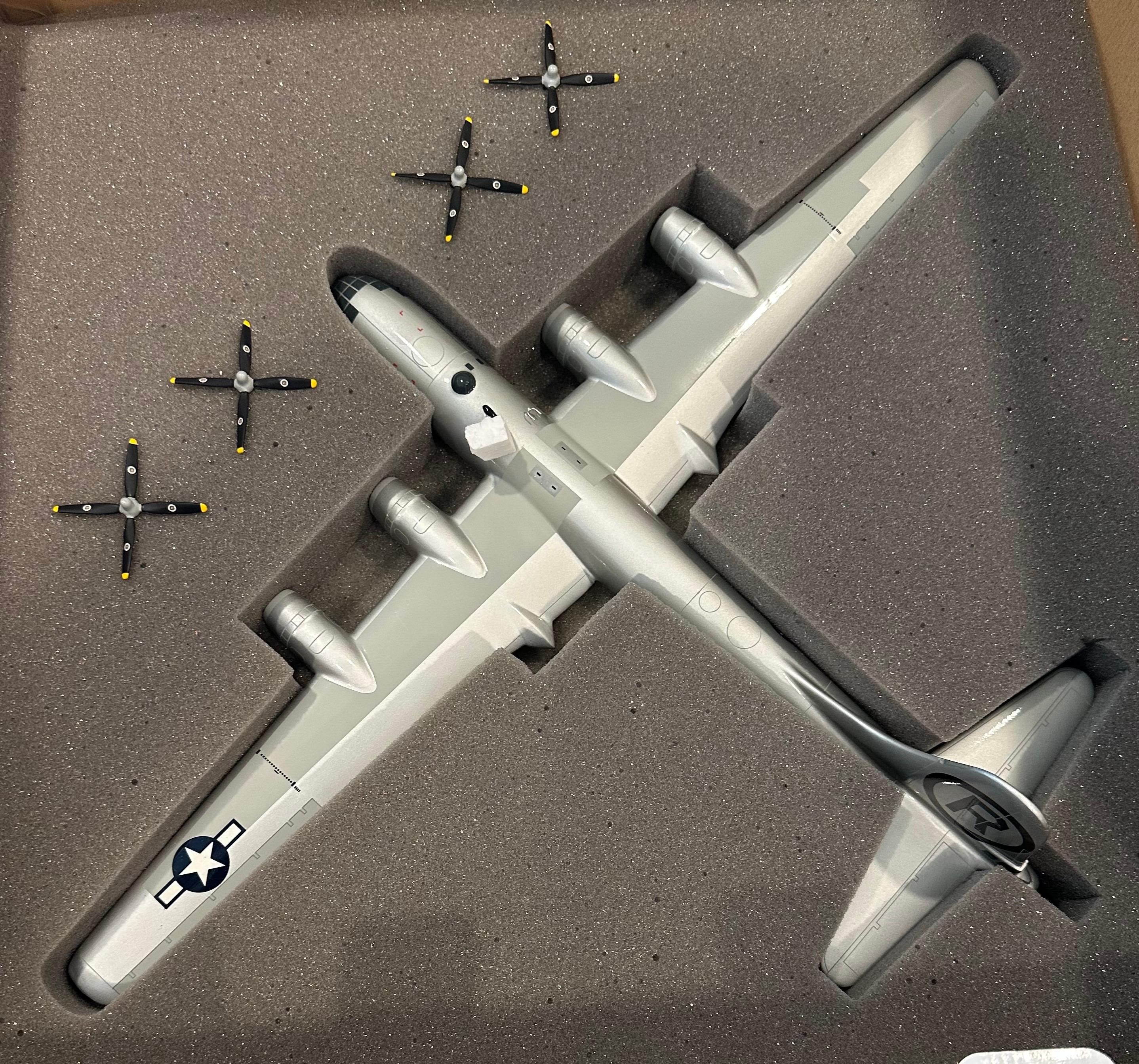 Modèle réduit du bombardier B-29 Enola Gay, signé par le pilote Paul Tibbetts WW II en vente 10