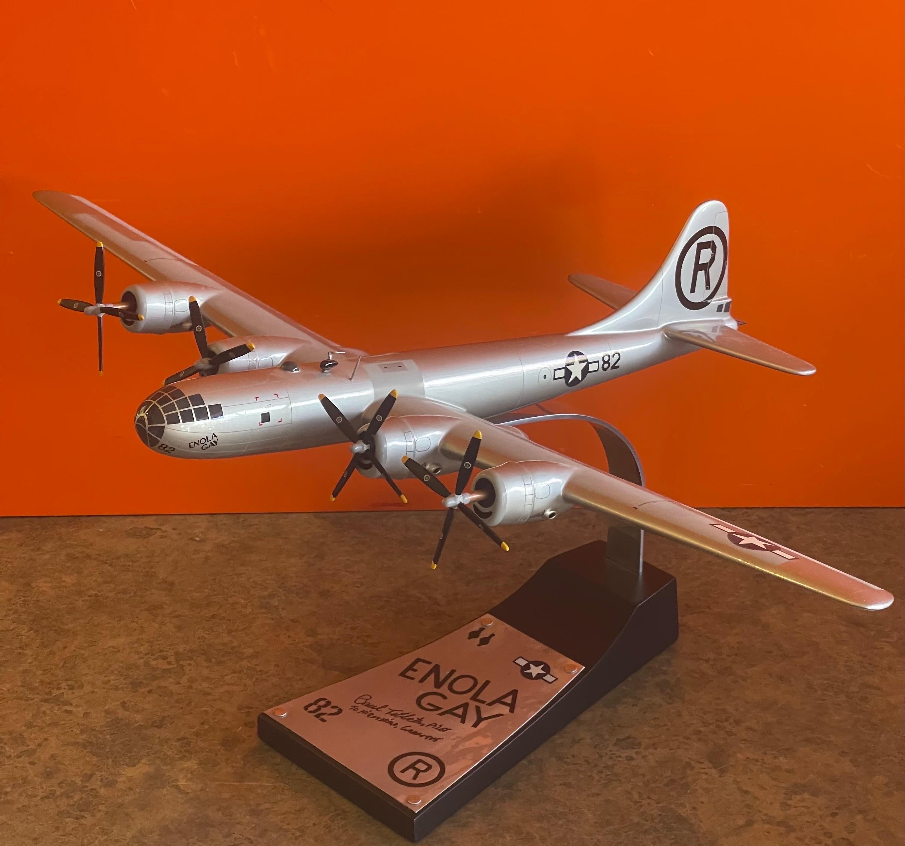 Modèle réduit du bombardier B-29 Enola Gay, signé par le pilote Paul Tibbetts WW II en vente 8
