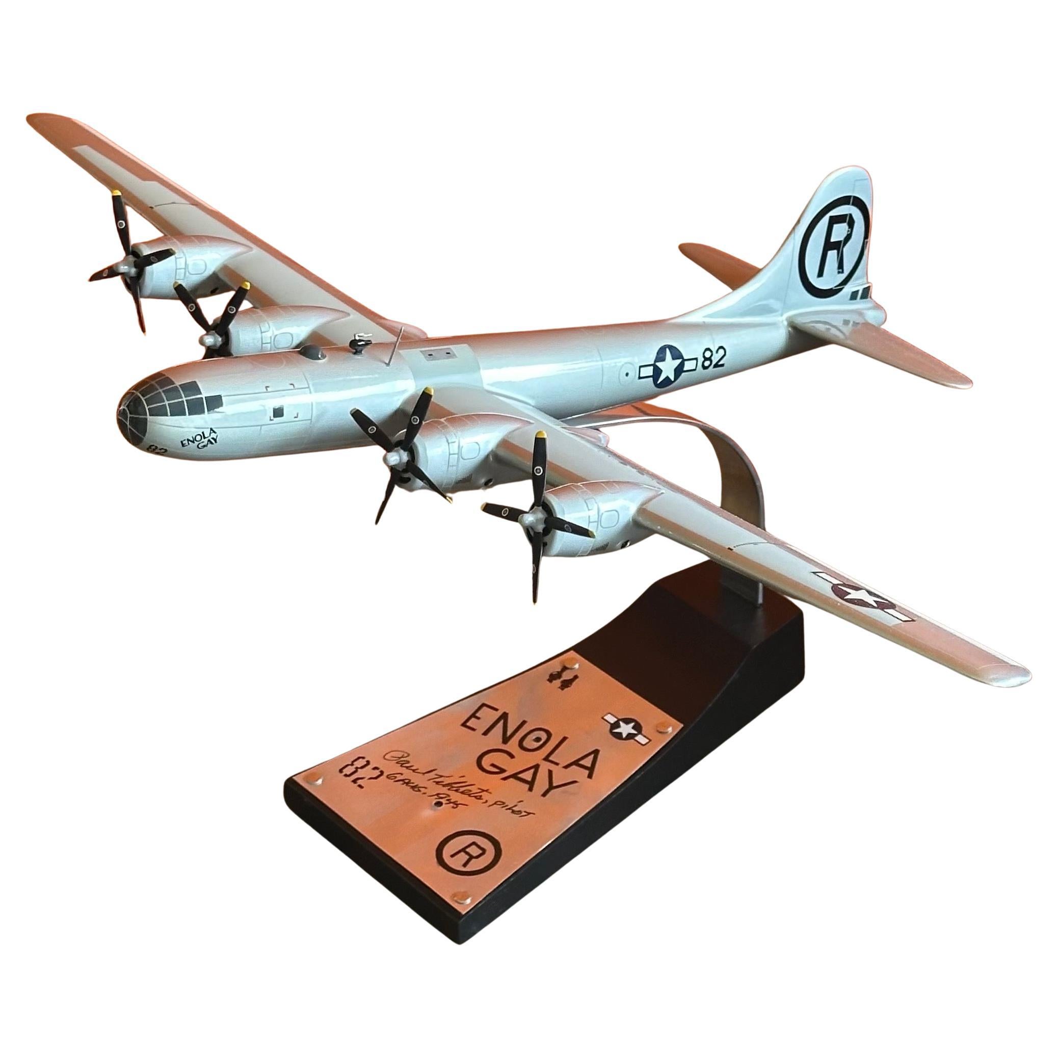 Modèle réduit du bombardier B-29 Enola Gay, signé par le pilote Paul Tibbetts WW II en vente 12