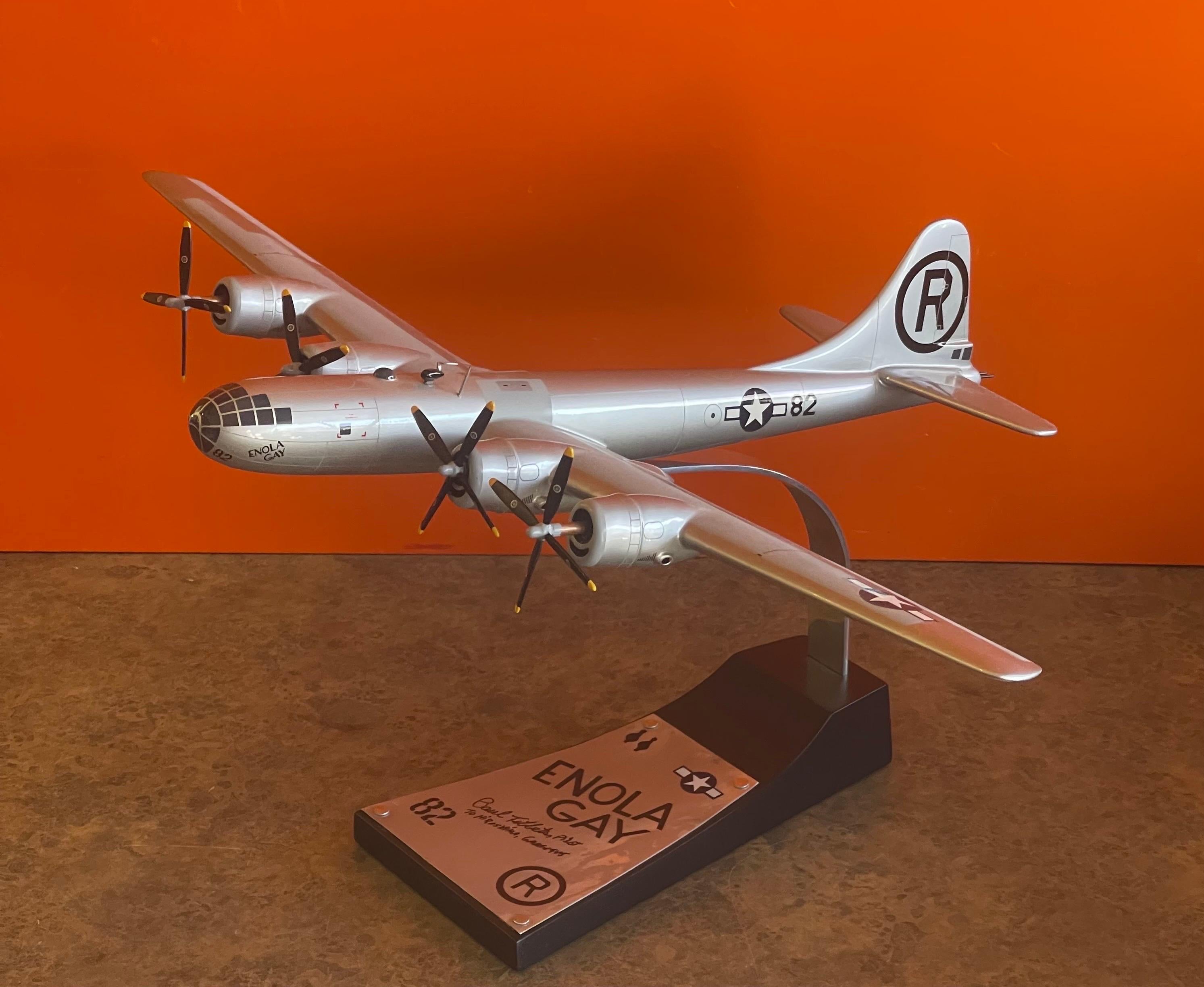 Maquette superbement détaillée du bombardier Enola Gay B-29 Boeing super fortress, signée par le pilote, Paul Tibbetts, vers les années 2000. L'Enola Gay a été baptisé en l'honneur de la mère de Tibbets, Enola Gay Tibbets. Le 6 août 1945, au cours