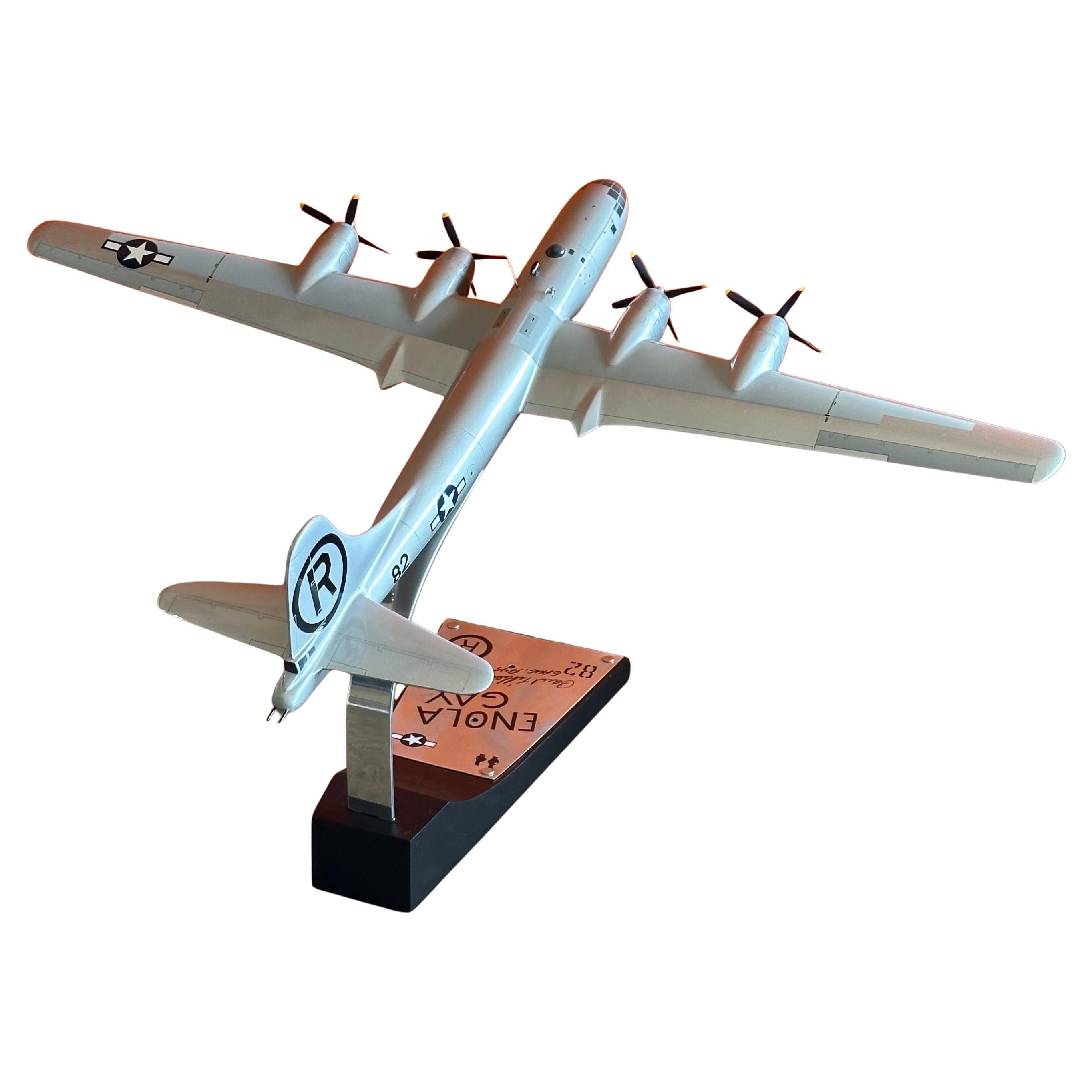 Philippin Modèle réduit du bombardier B-29 Enola Gay, signé par le pilote Paul Tibbetts WW II en vente