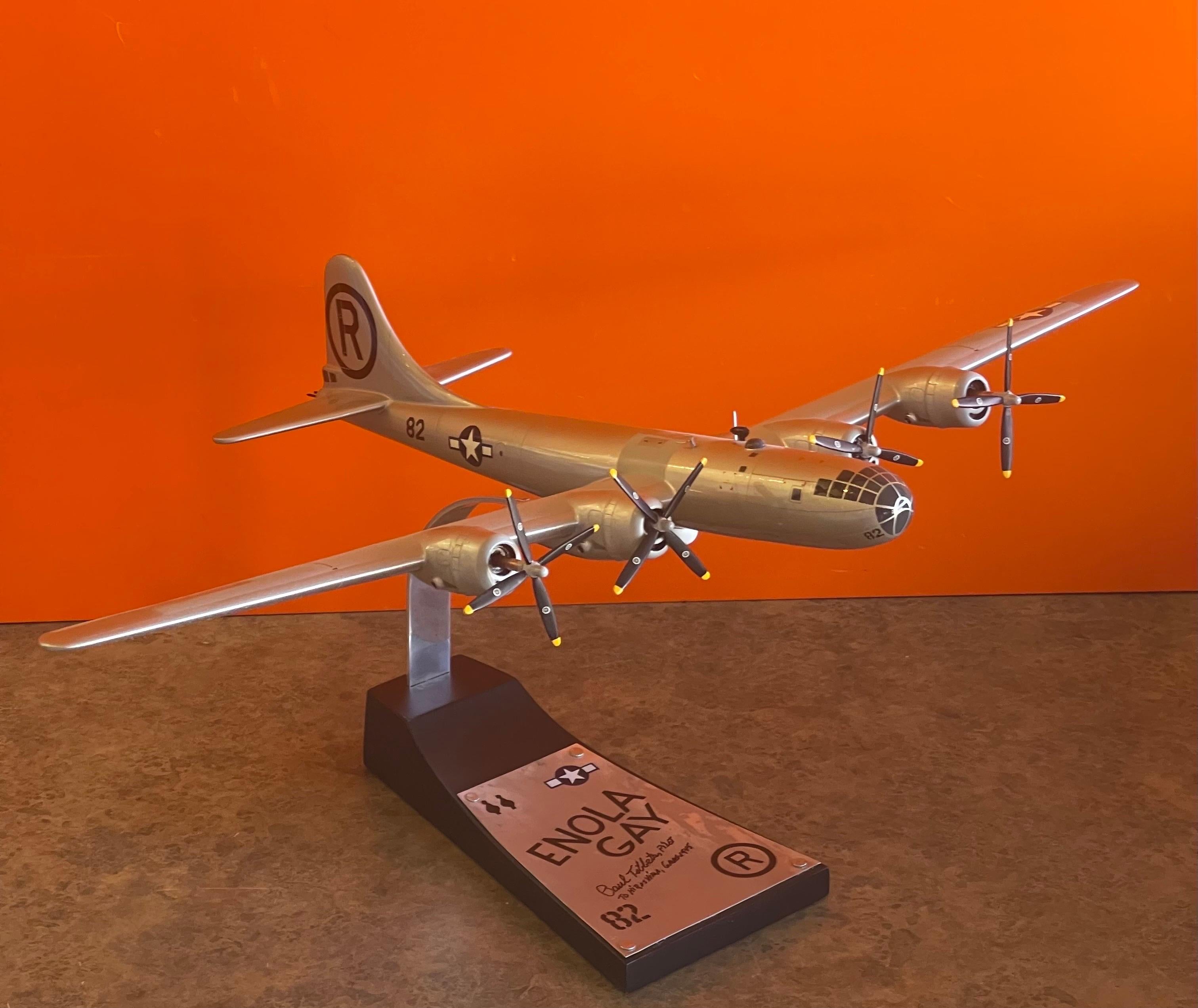 Enola Gay B-29 Bomber-Modell-Flugzeug, signiert von Pilot Paul Tibbetts, Zweiter Weltkrieg im Zustand „Gut“ im Angebot in San Diego, CA