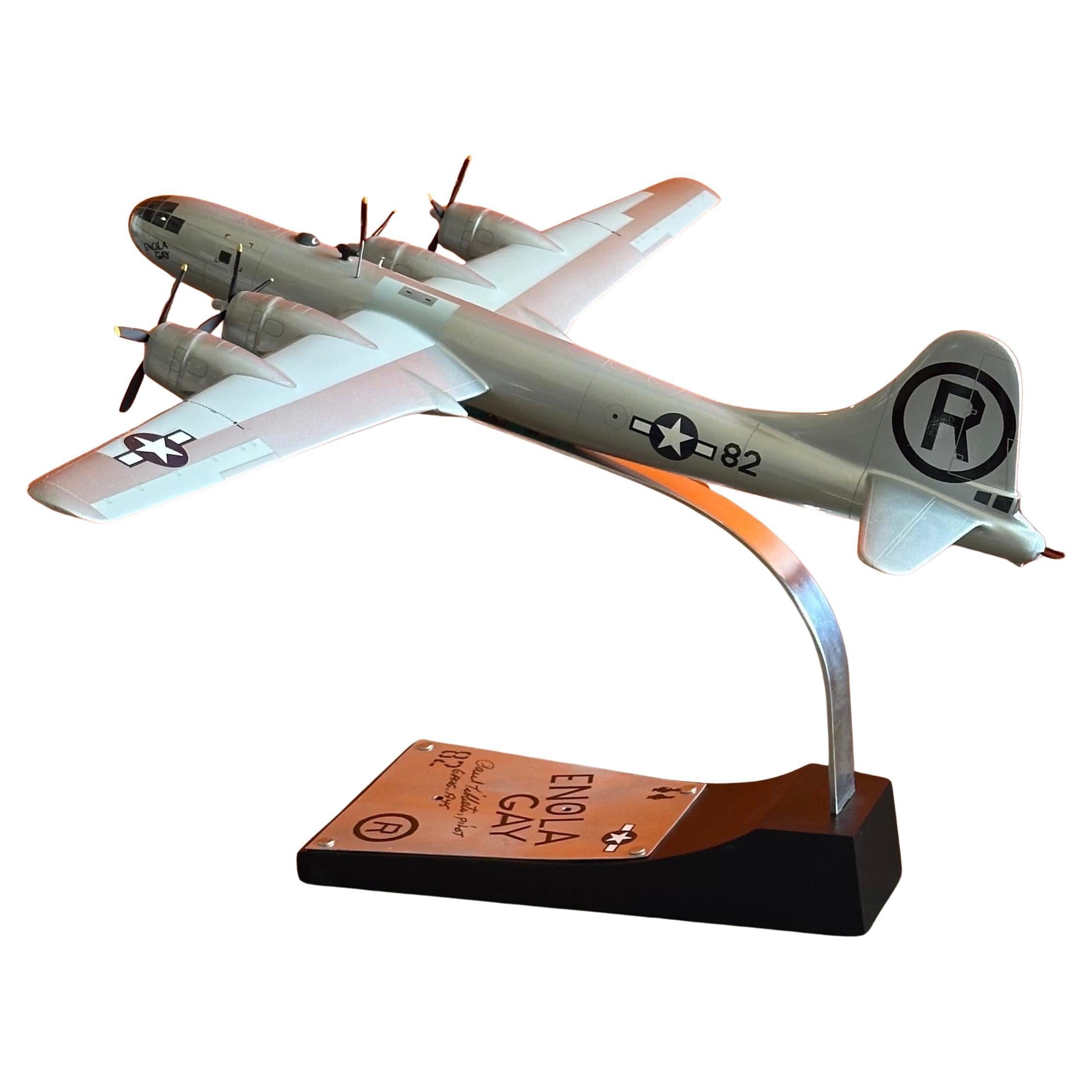 Modèle réduit du bombardier B-29 Enola Gay, signé par le pilote Paul Tibbetts WW II Bon état - En vente à San Diego, CA