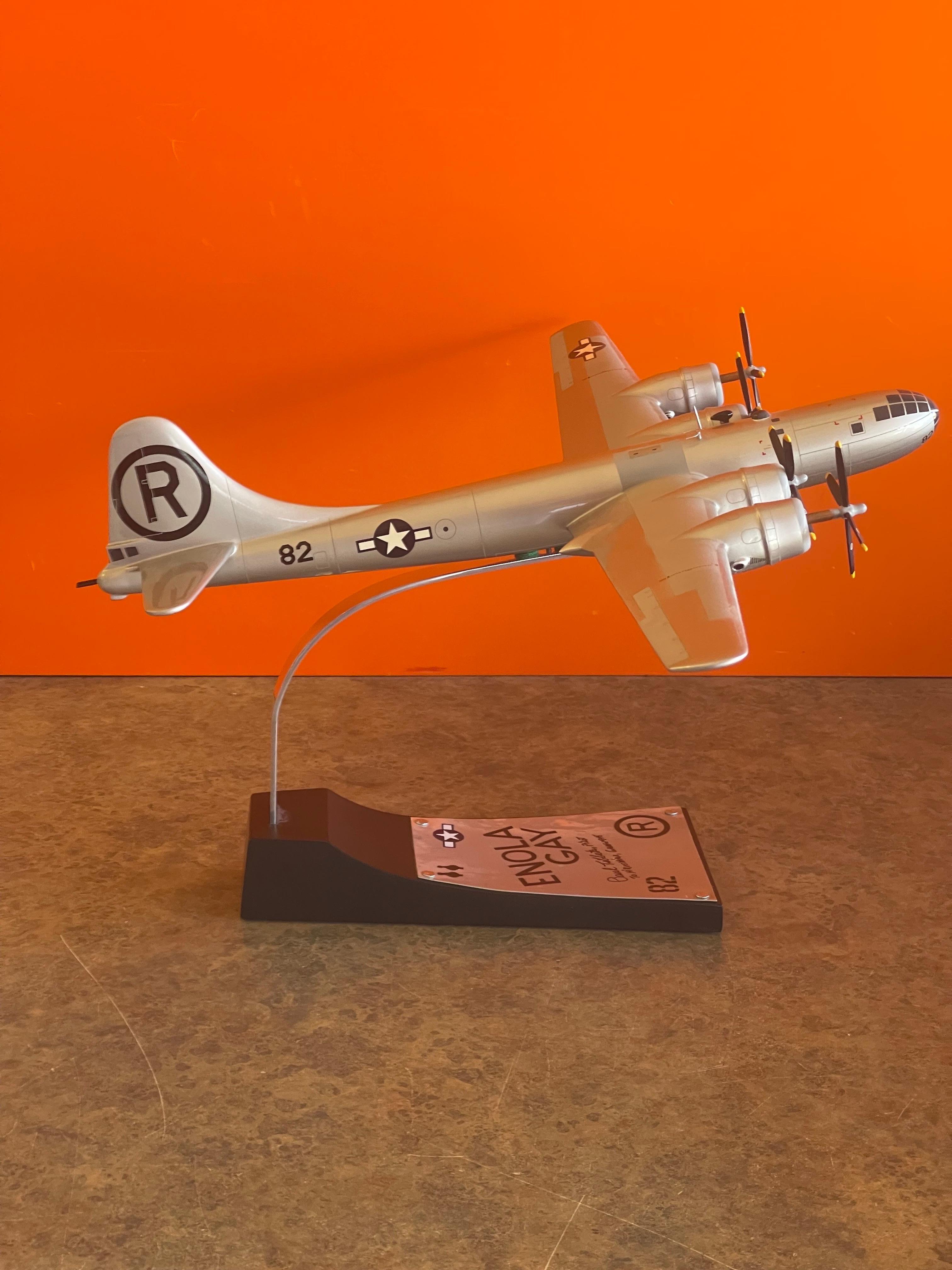 Enola Gay B-29 Bomber-Modell-Flugzeug, signiert von Pilot Paul Tibbetts, Zweiter Weltkrieg (21. Jahrhundert und zeitgenössisch) im Angebot