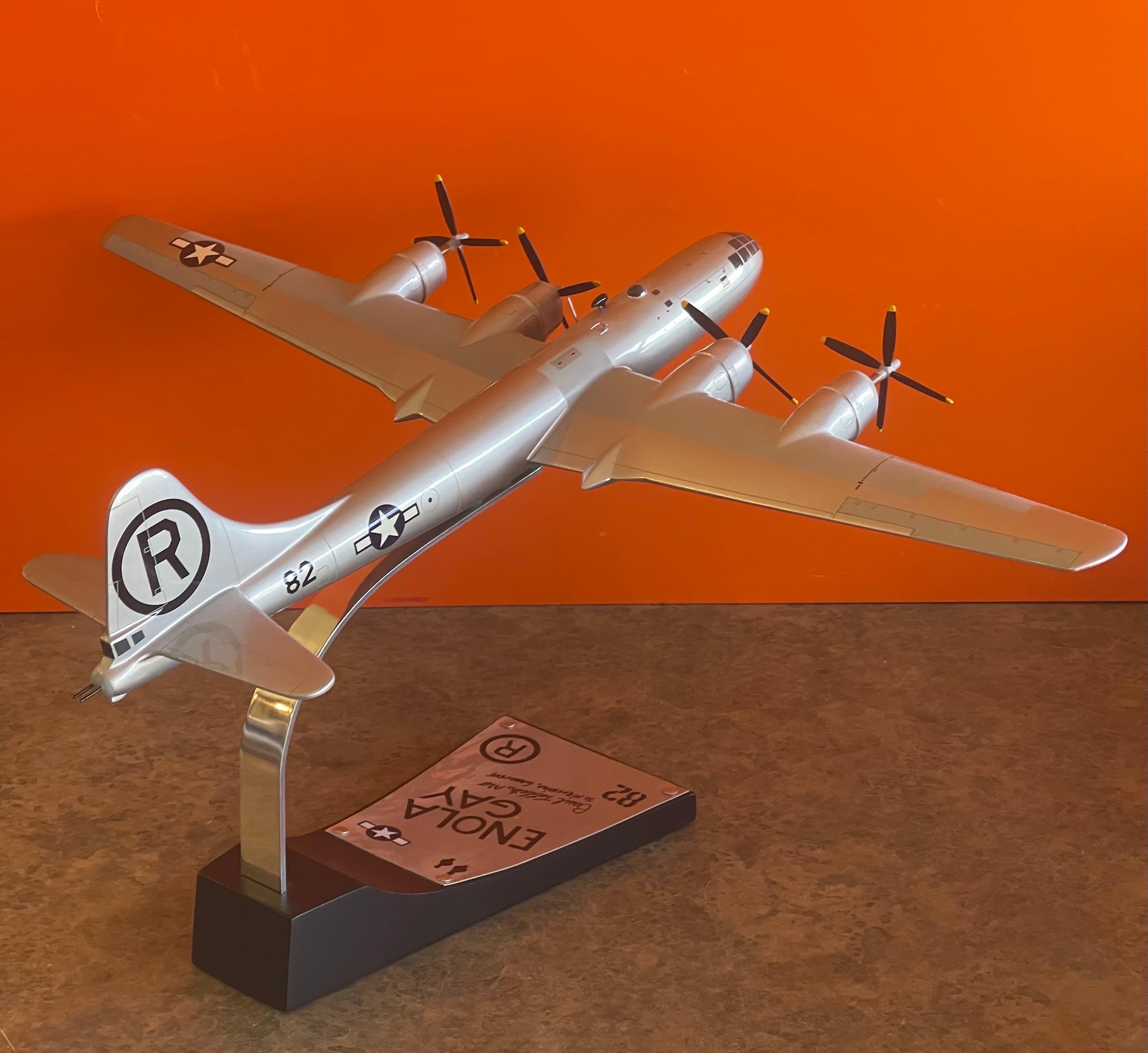Américain Modèle réduit du bombardier B-29 Enola Gay, signé par le pilote Paul Tibbetts WW II en vente