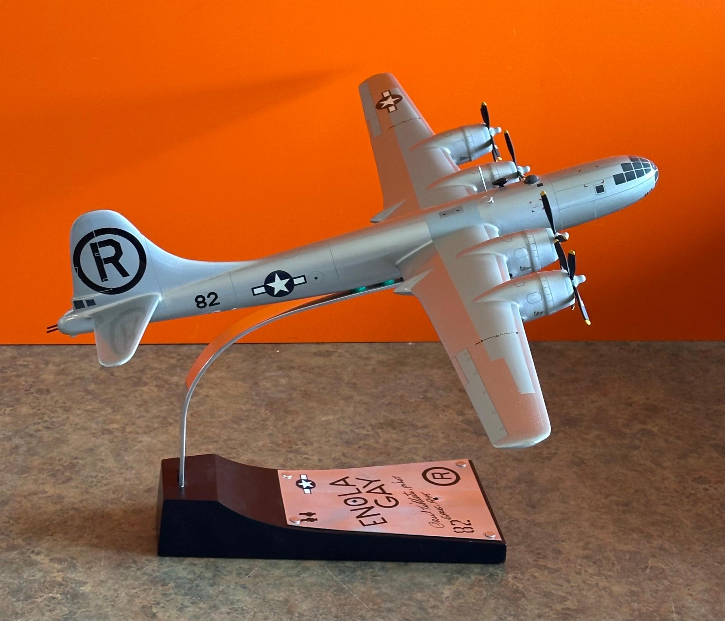 Plastique Modèle réduit du bombardier B-29 Enola Gay, signé par le pilote Paul Tibbetts WW II en vente