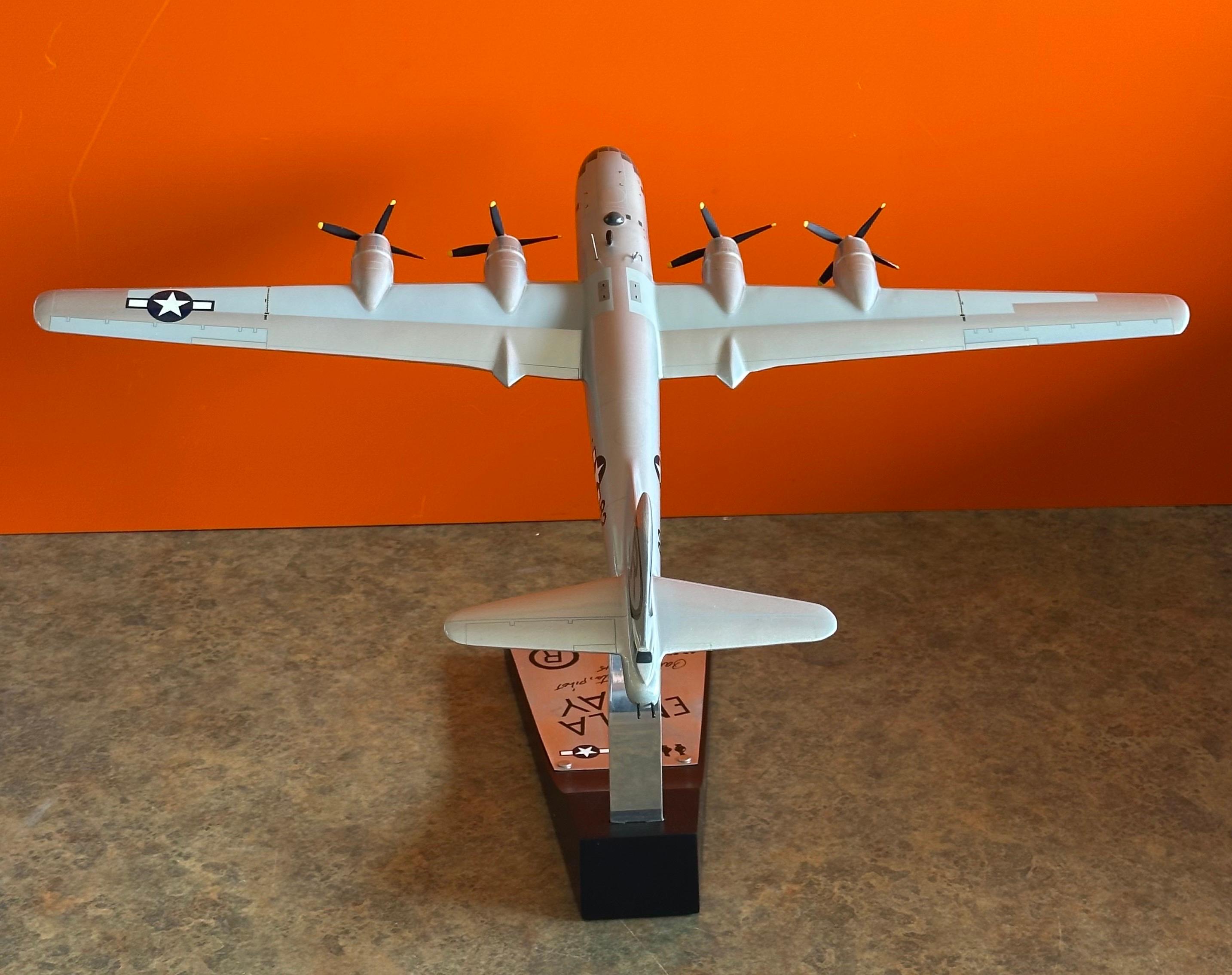 Modèle réduit du bombardier B-29 Enola Gay, signé par le pilote Paul Tibbetts WW II en vente 1