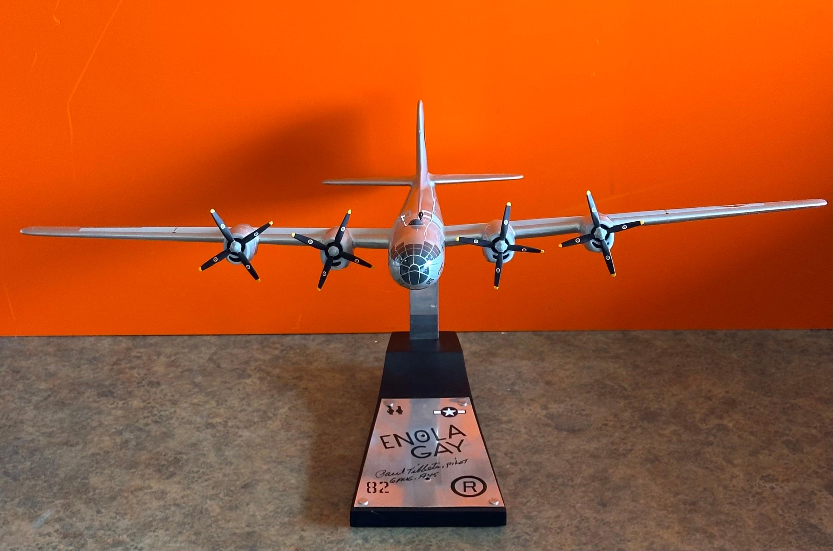 Modèle réduit du bombardier B-29 Enola Gay, signé par le pilote Paul Tibbetts WW II en vente 2