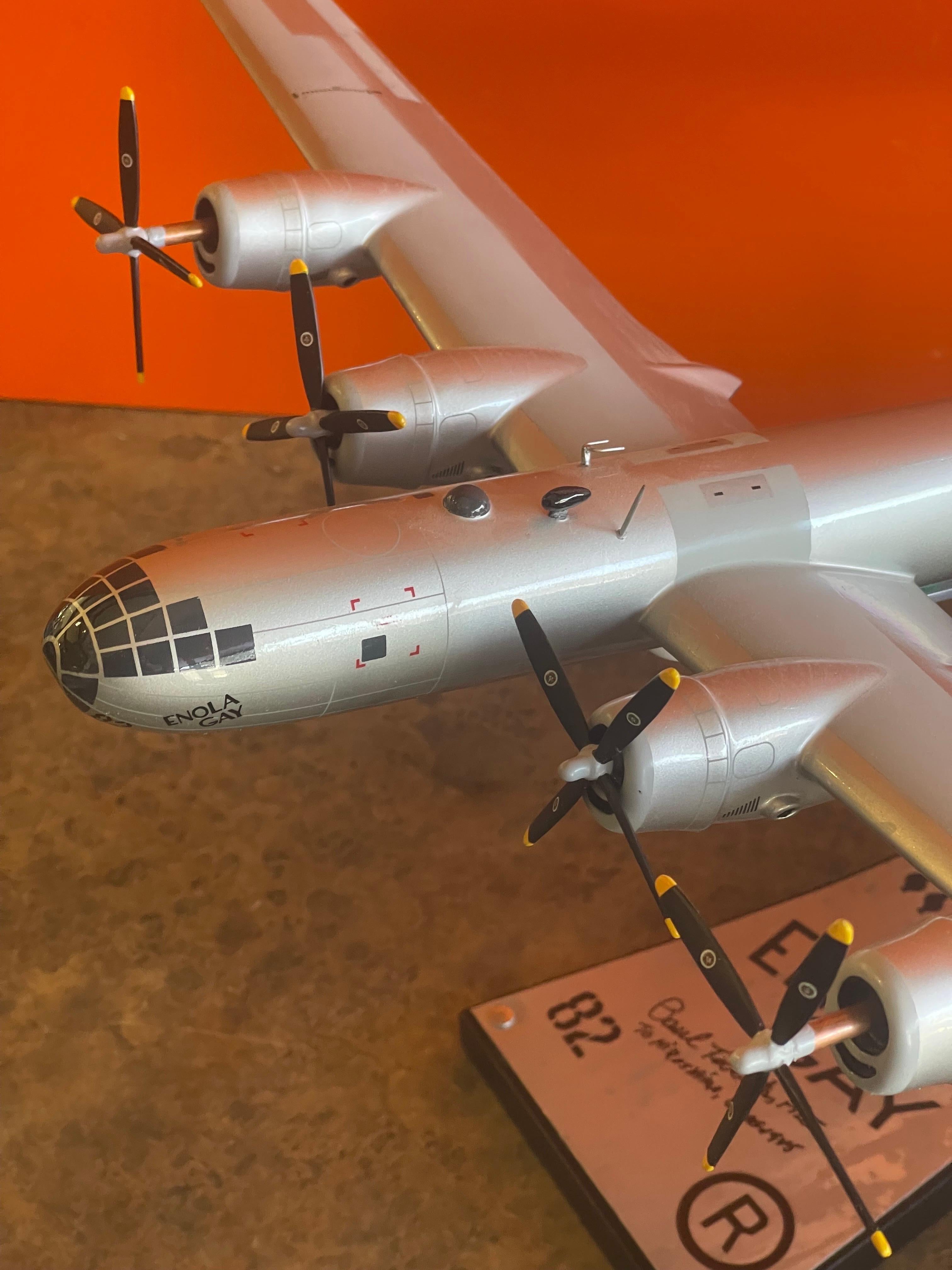 XXIe siècle et contemporain Modèle réduit du bombardier B-29 Enola Gay, signé par le pilote Paul Tibbetts WW II en vente