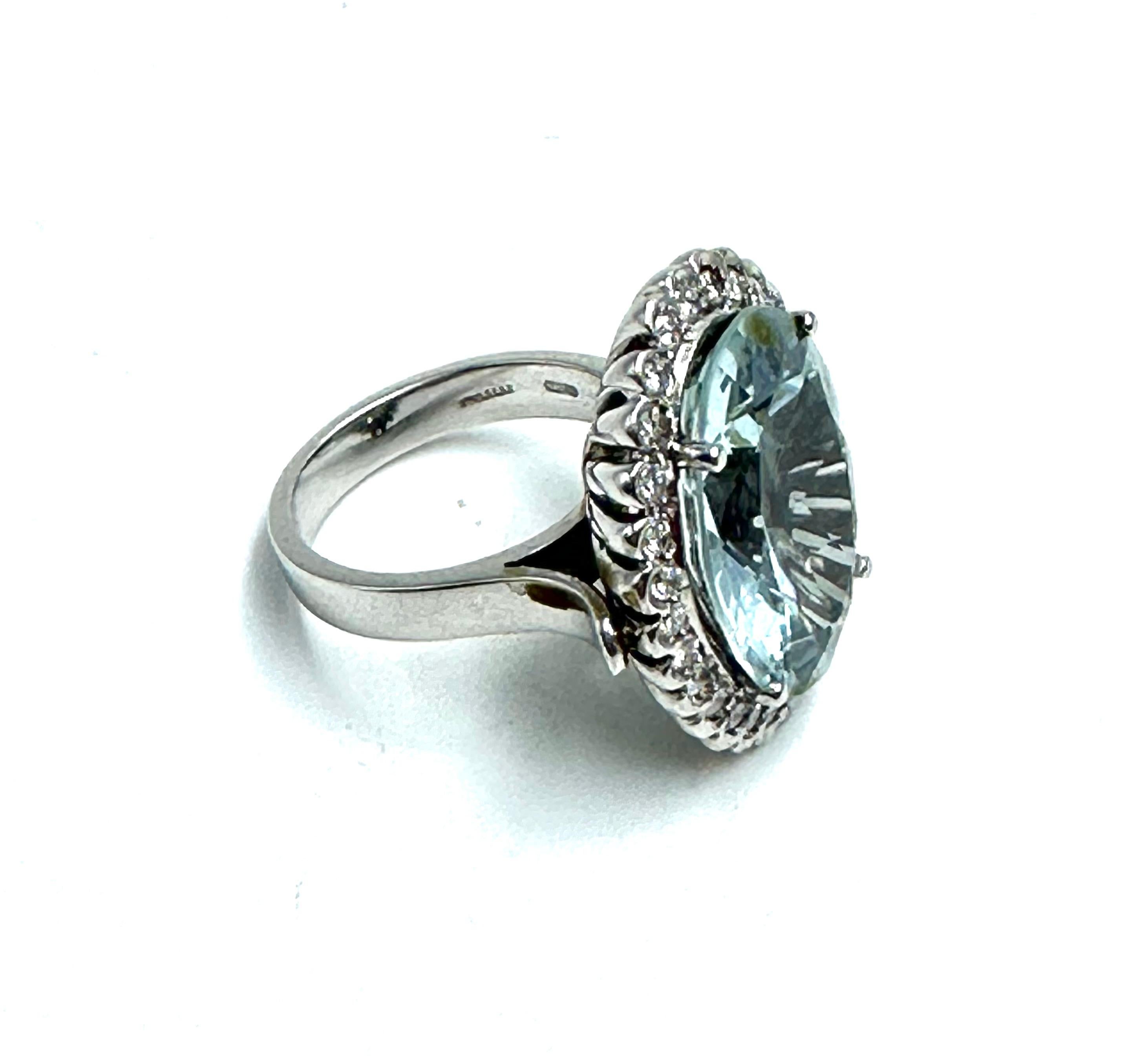 Questo enorme anello con acquamarina e diamanti è una bellezza classica che ti ruberà il cuore.
Realizzato con una splendida gemma acquamarina (22 ct.) e perfettamente completato da scintillanti diamanti (0,90 ct.), questo anello è un vero