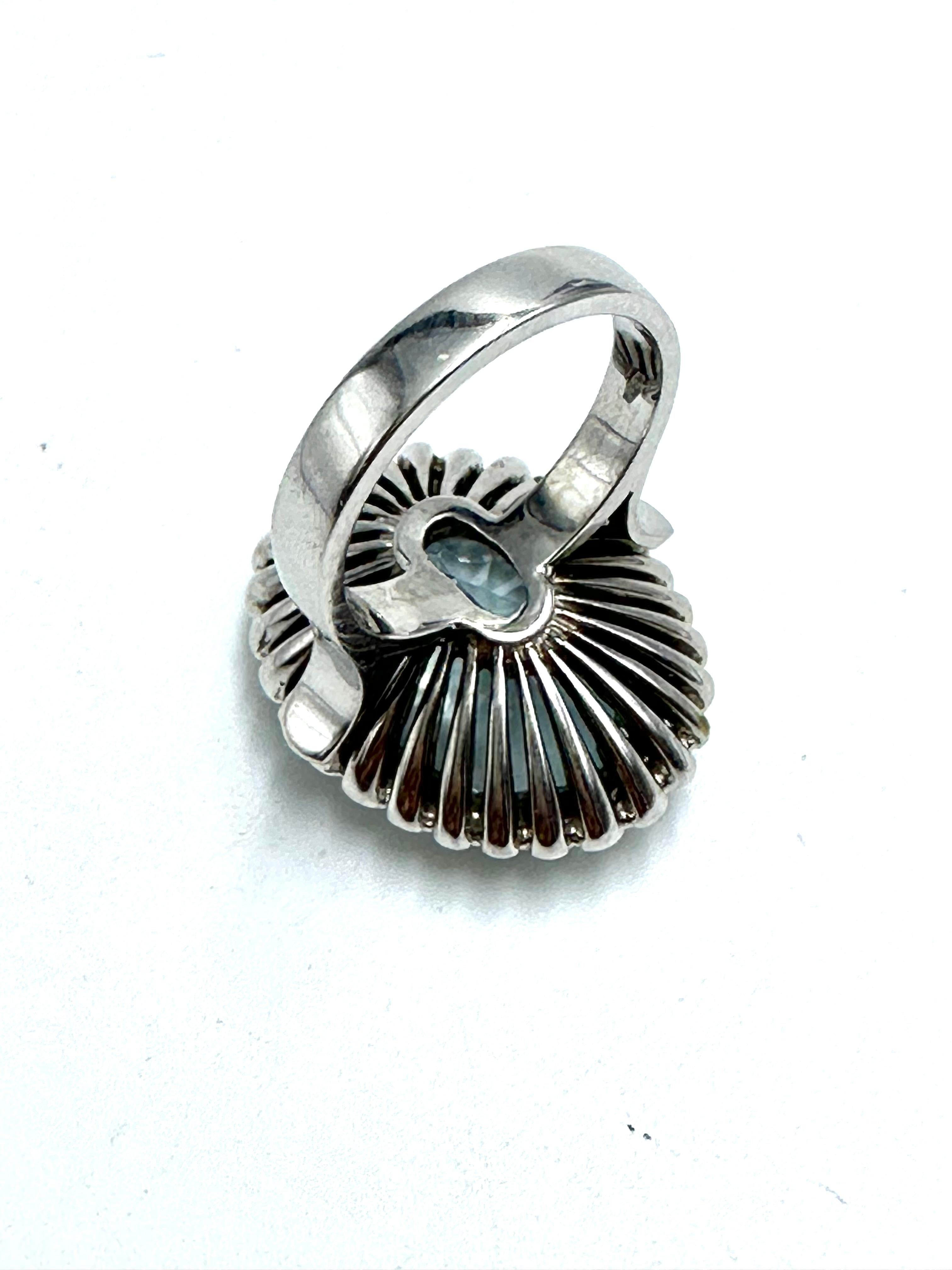 Oval Cut Enorme anello con acquamarina e diamanti
