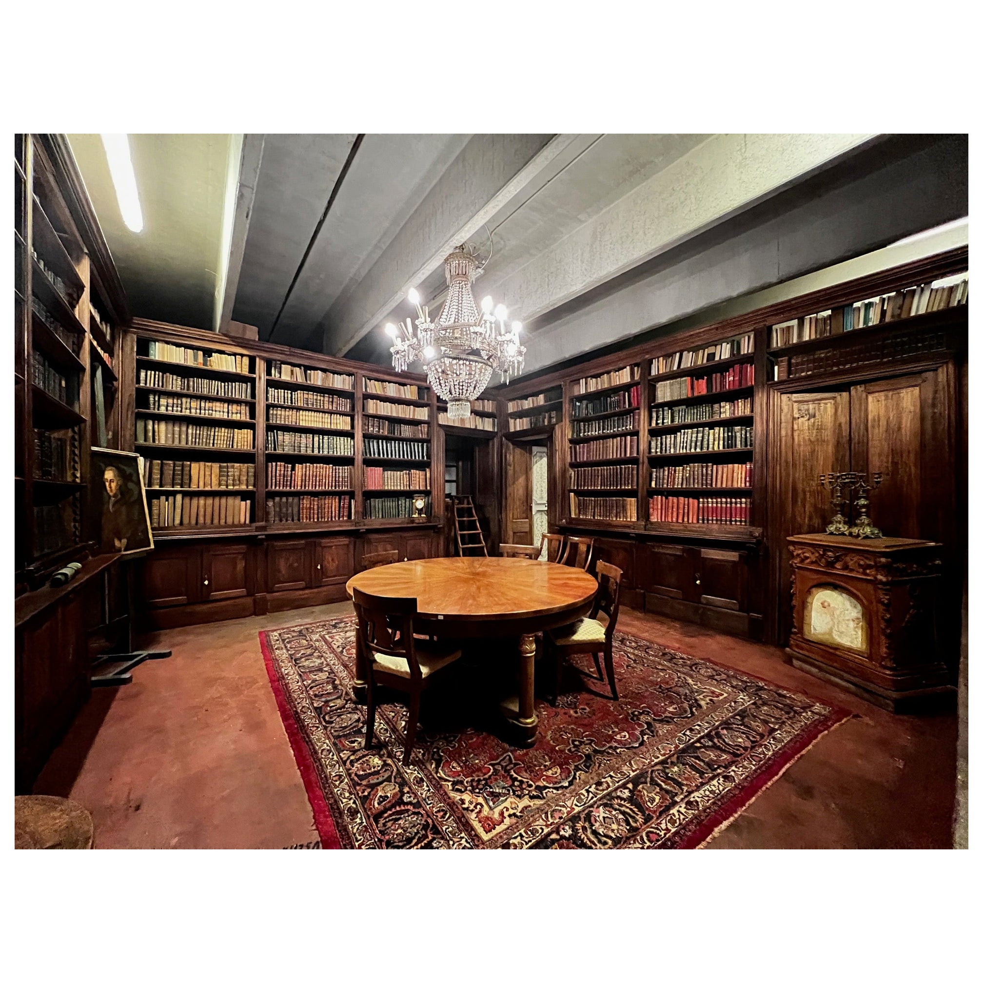 Grande bibliothèque avec portes, disposée sur quatre côtés en peuplier, Italie en vente