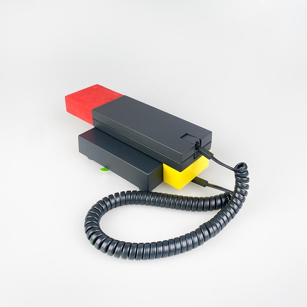 Enorme telephone design by Ettore Sottsass for Brondi, 1986.

Included in the permanent collection of the Museum of Modern Art in New York.

Keep the original box and packaging, as well as all the original components, instructions and