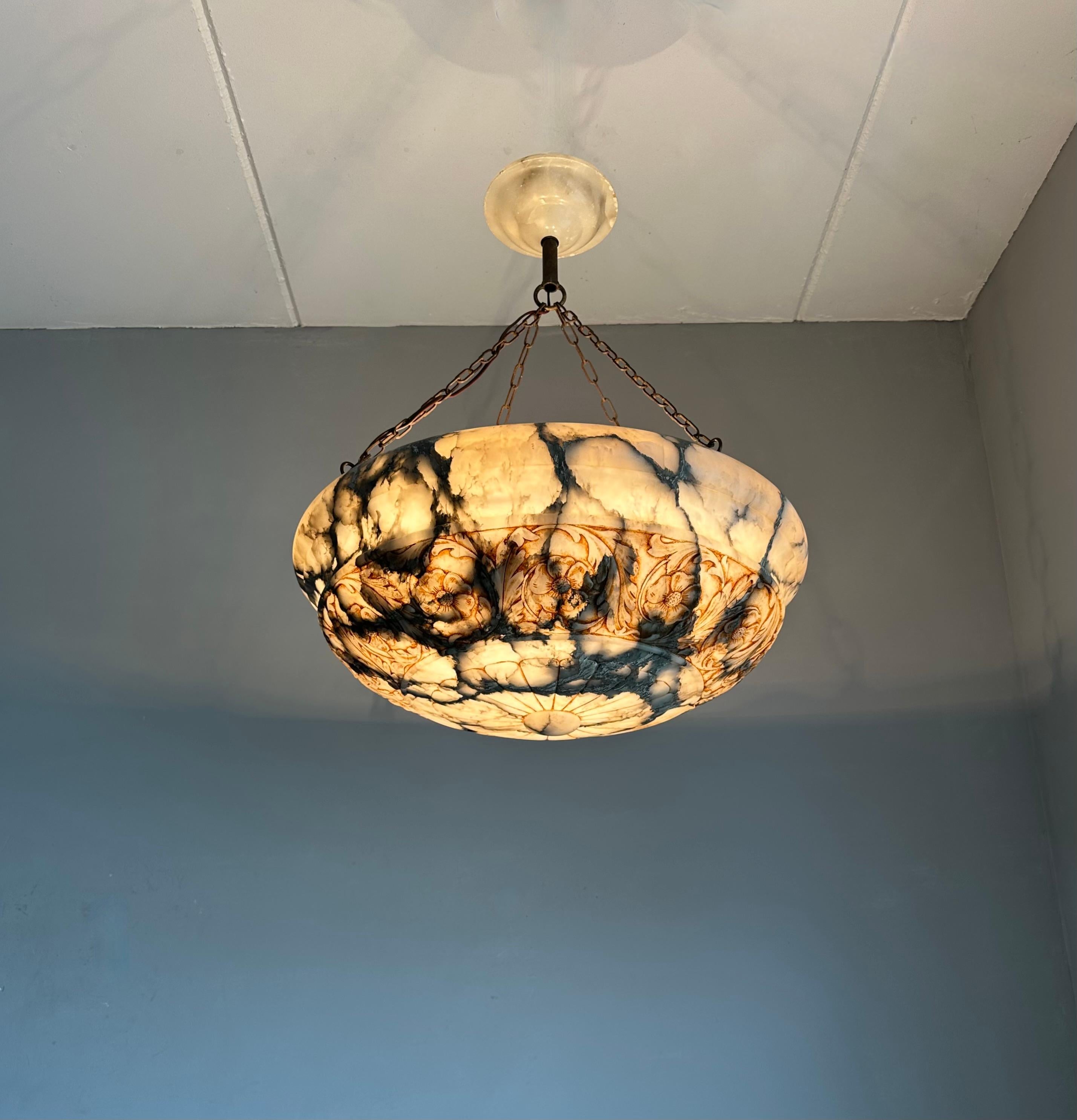 Lustre de grande classe avec un très grand abat-jour en albâtre sculpté à la main.

Grâce à sa très grande taille et à son excellent état, ce lustre en albâtre est l'un des meilleurs lustres en albâtre que nous ayons jamais vus ou vendus. Ce lustre