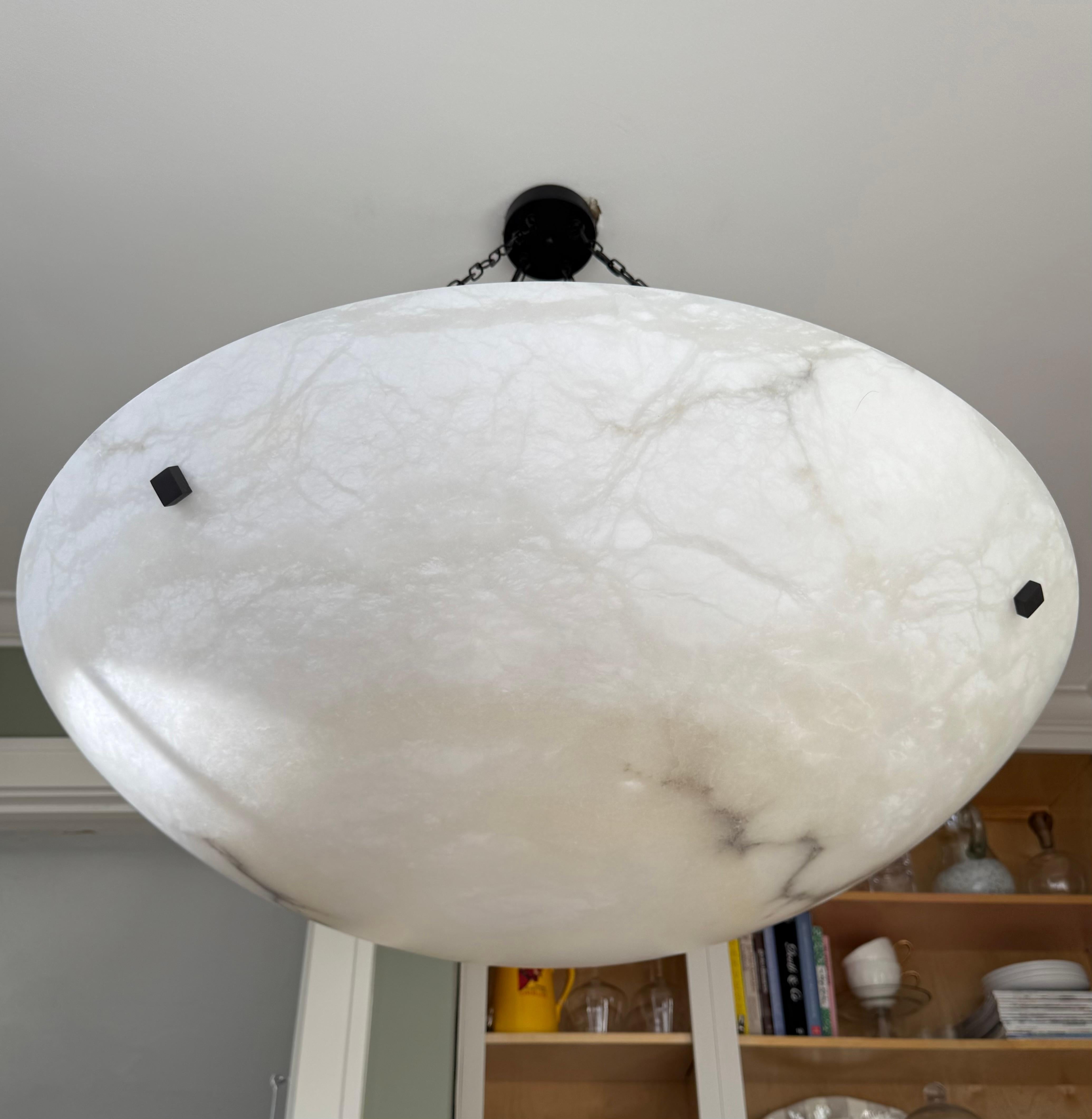 Art déco Énorme affleurant / suspension de 36 Ø avec un superbe abat-jour en albâtre ressemblant à une pleine lune en vente