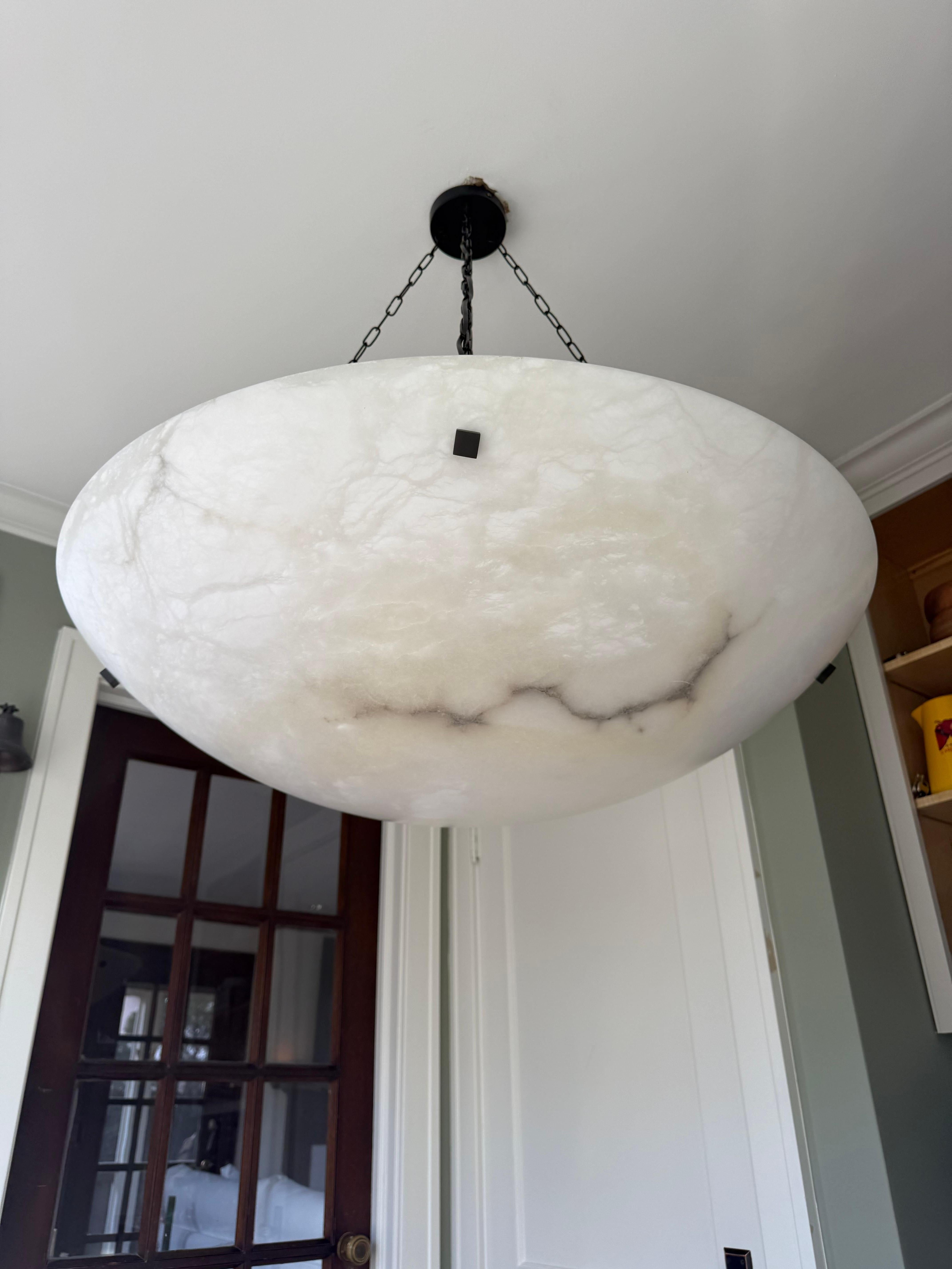 L'une des plus grandes lampes en albâtre, la plus élégante et la plus lunaire.

Ce grand lustre en albâtre en superbe état et au design intemporel est une autre de nos récentes trouvailles. Grâce à sa grande taille, à son excellent état et à son