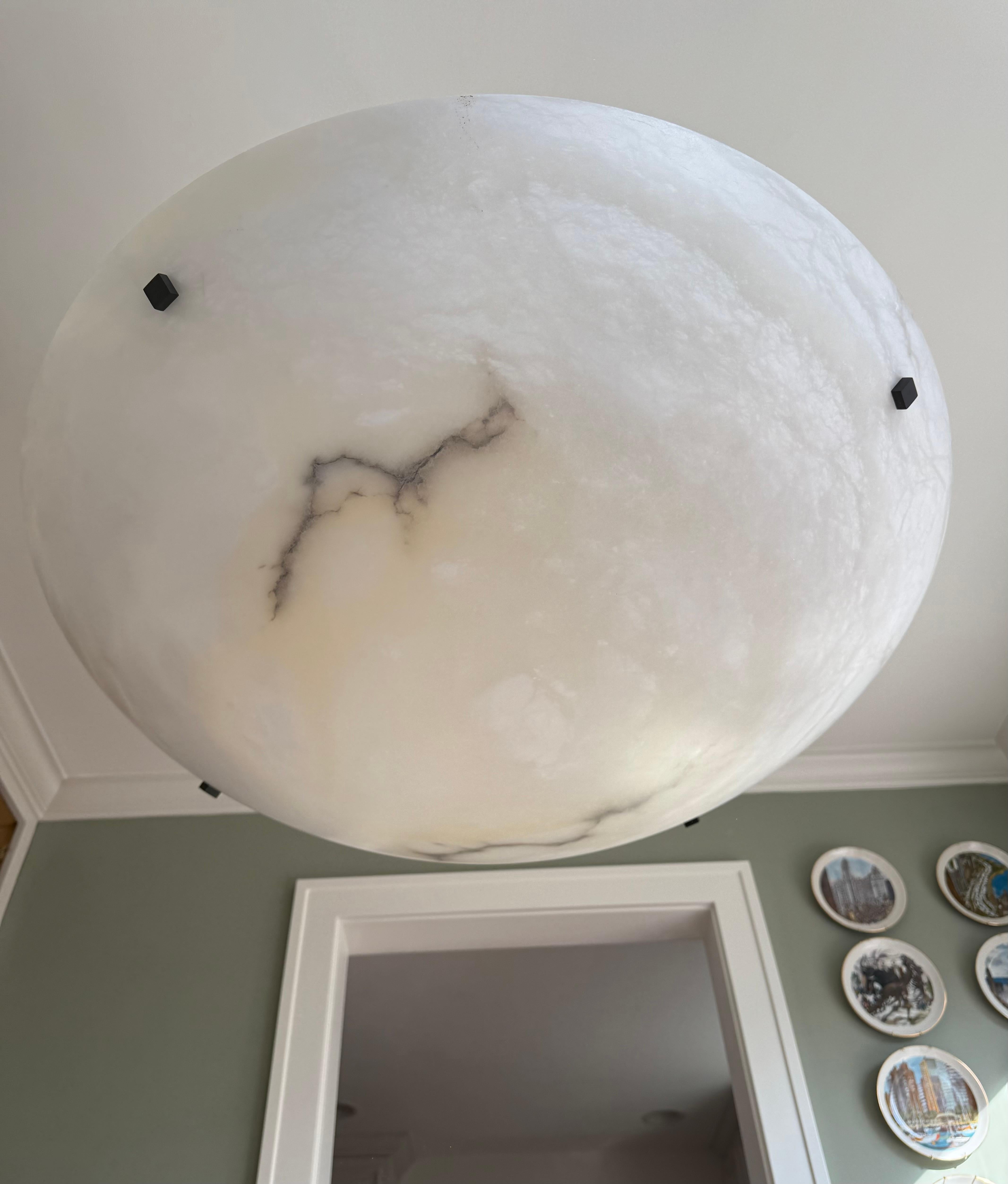 20ième siècle Énorme affleurant / suspension de 36 Ø avec un superbe abat-jour en albâtre ressemblant à une pleine lune en vente
