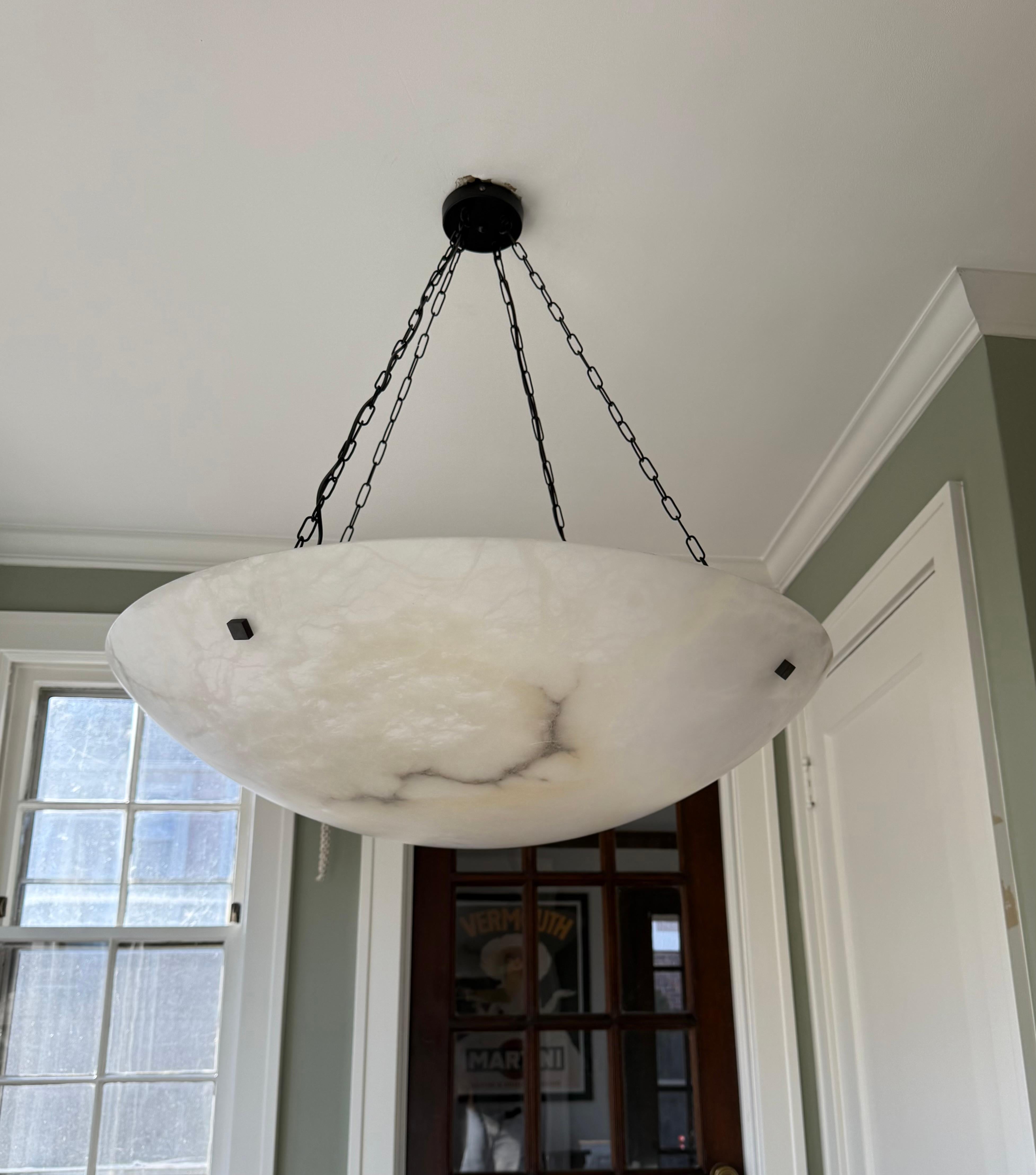 Métal Énorme affleurant / suspension de 36 Ø avec un superbe abat-jour en albâtre ressemblant à une pleine lune en vente