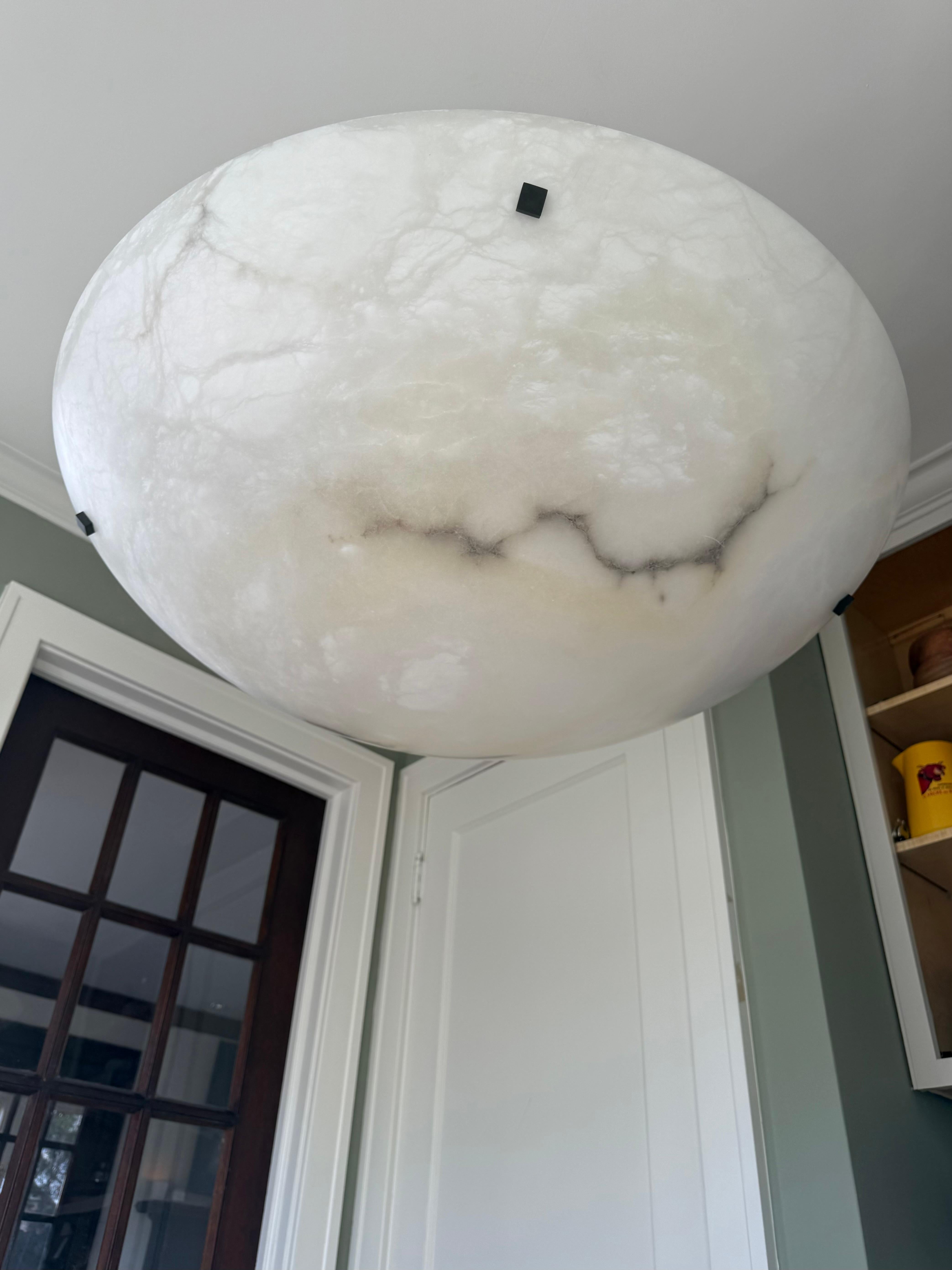 Énorme affleurant / suspension de 36 Ø avec un superbe abat-jour en albâtre ressemblant à une pleine lune en vente 1