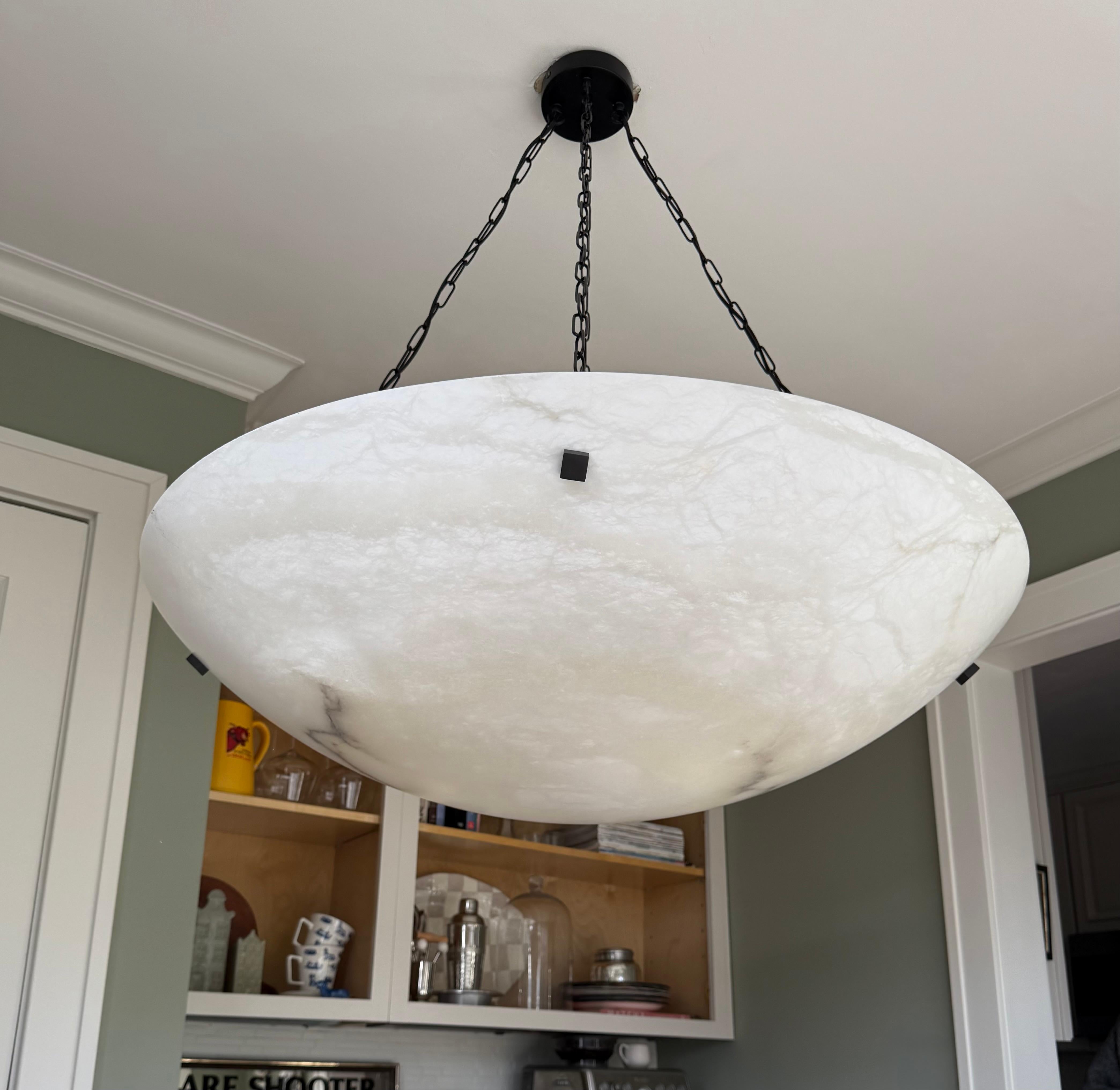 Énorme affleurant / suspension de 36 Ø avec un superbe abat-jour en albâtre ressemblant à une pleine lune en vente 2