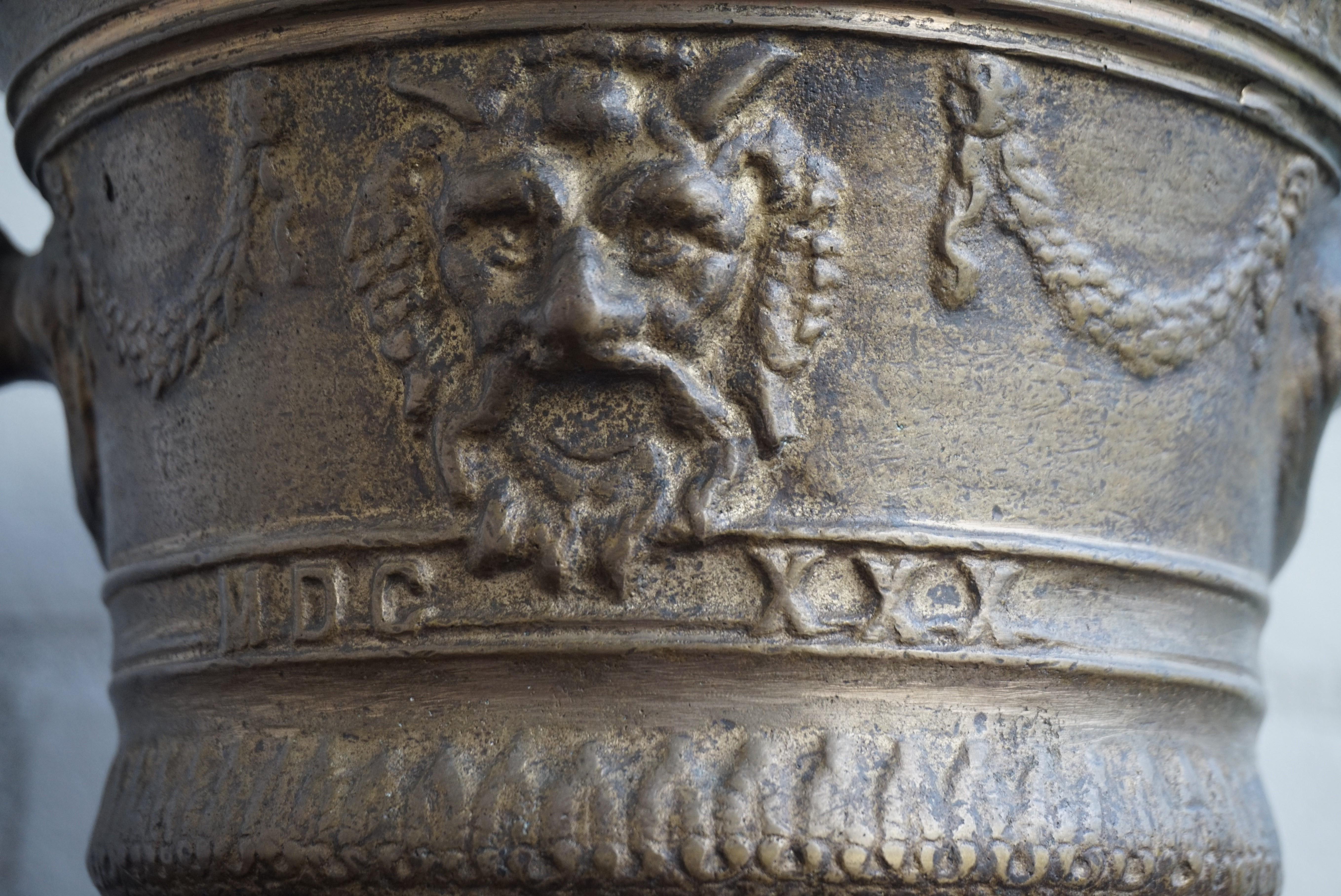 Außergewöhnlicher und guter Zustand antiker Bronze Mörser und Stößel m. Satyr-Skulptur im Angebot 4