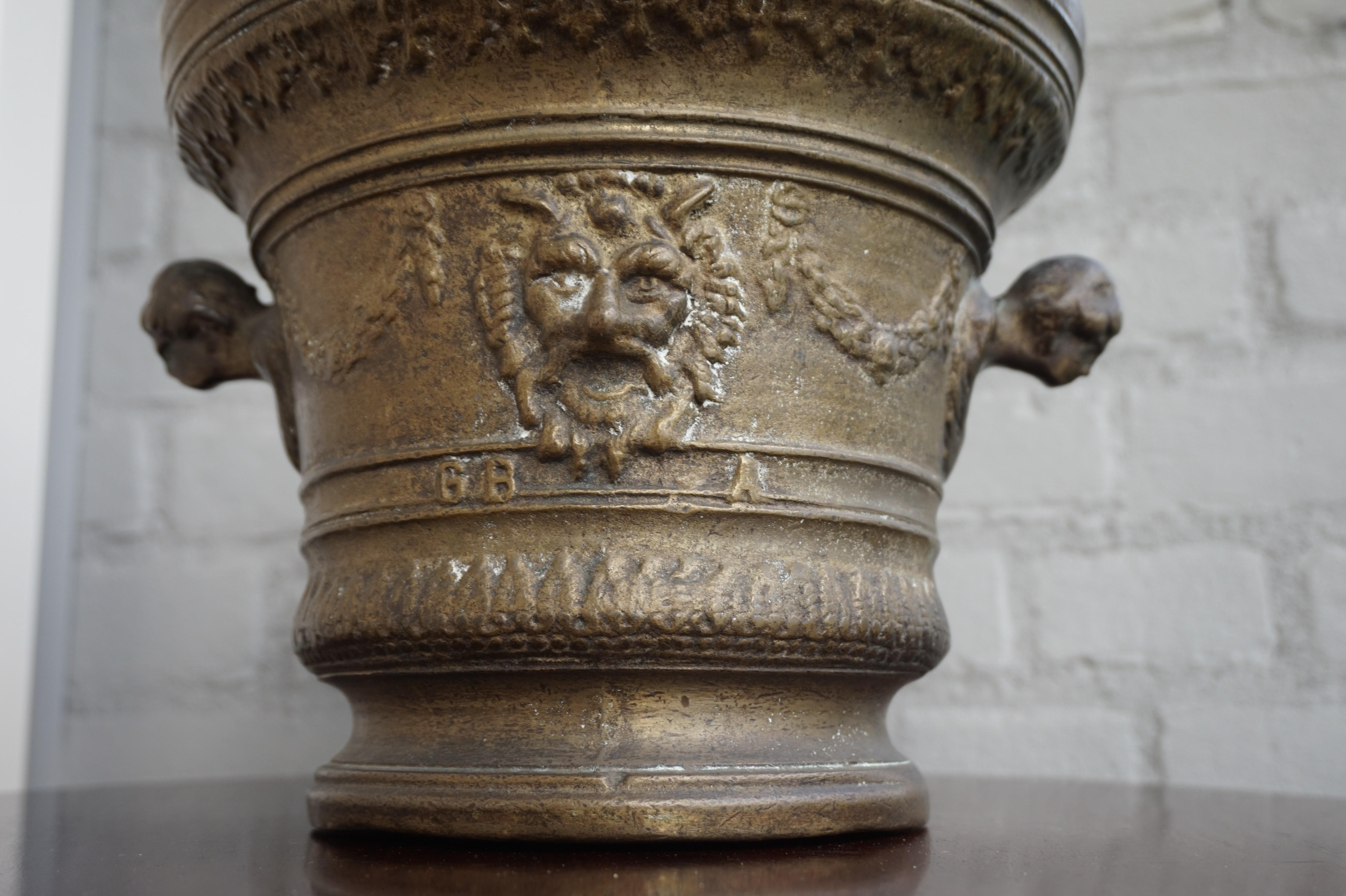 Außergewöhnlicher und guter Zustand antiker Bronze Mörser und Stößel m. Satyr-Skulptur im Zustand „Gut“ im Angebot in Lisse, NL